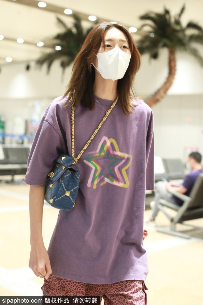 组图：刘雯低调现身首都机场 着星星图案紫色T恤休闲随性第1张图片