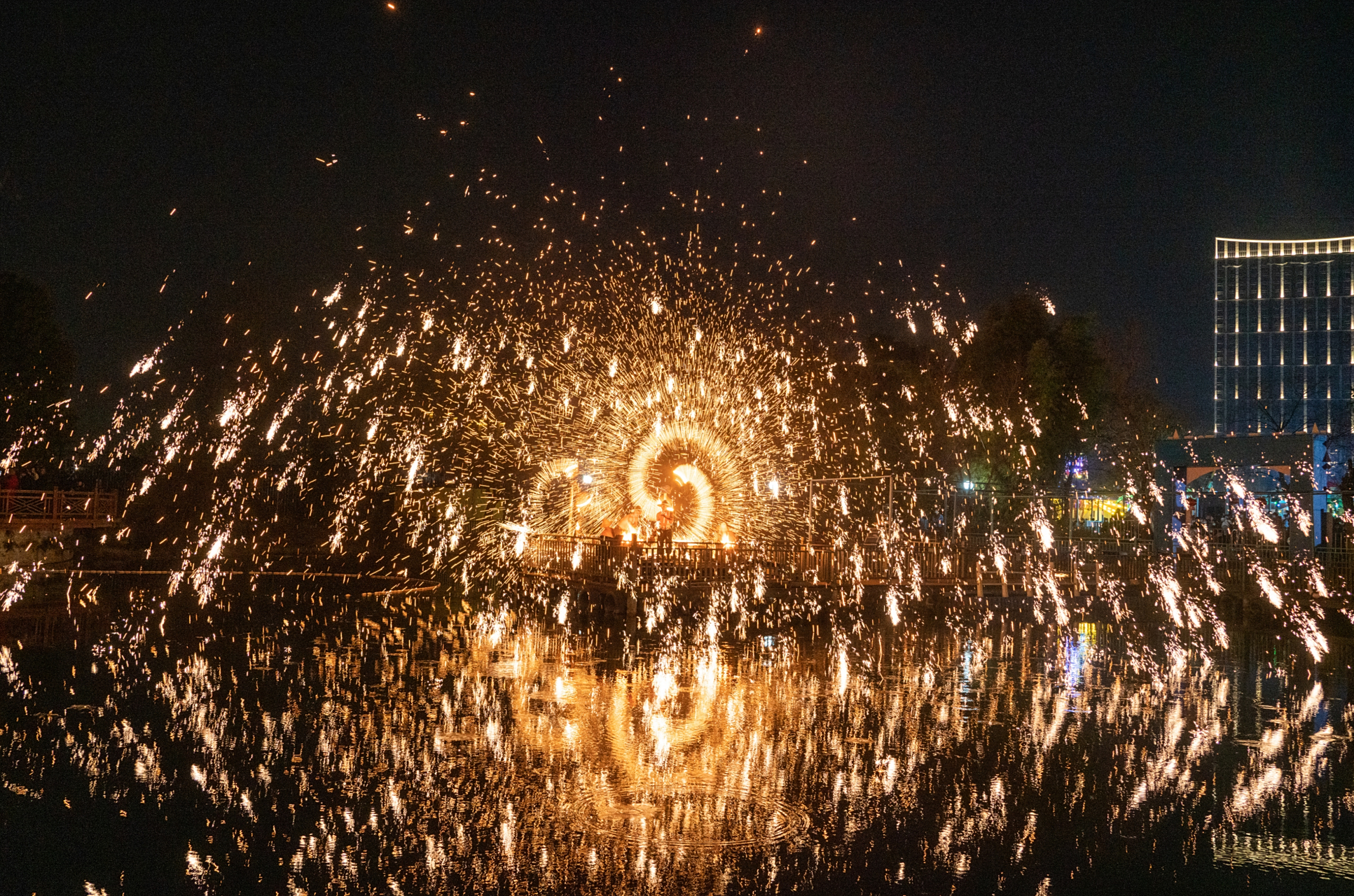 古代人的浪漫,千年非物质文化遗产——打火花,又名"打铁花",是一种