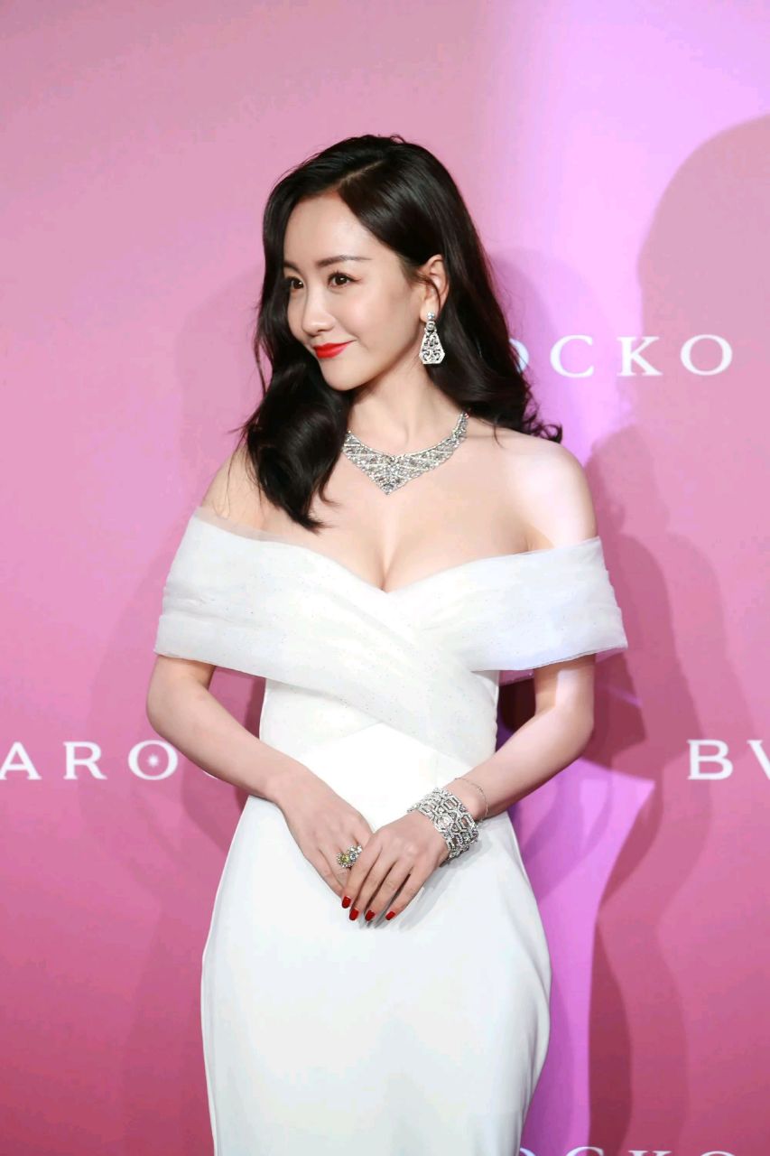 杨蓉在宝格丽活动现场的白色礼服造型好美,尽显好身材#一眼沦陷