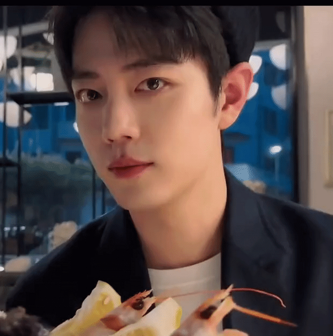 突然觉得这两个表情包好配啊,肖战决定吃火锅的那一刻,王一博的眼神绝