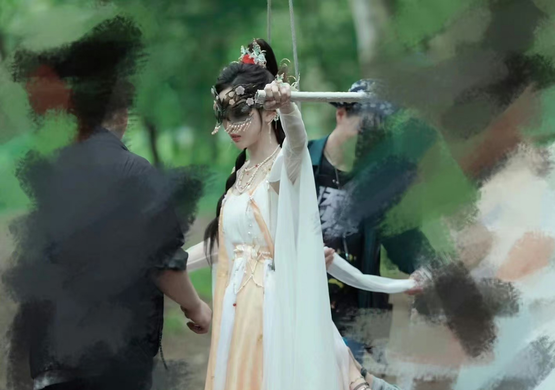 吴宣仪狐妖路透图来啦,扮演的王权霸业的妹妹王权醉,路透这几身衣服都