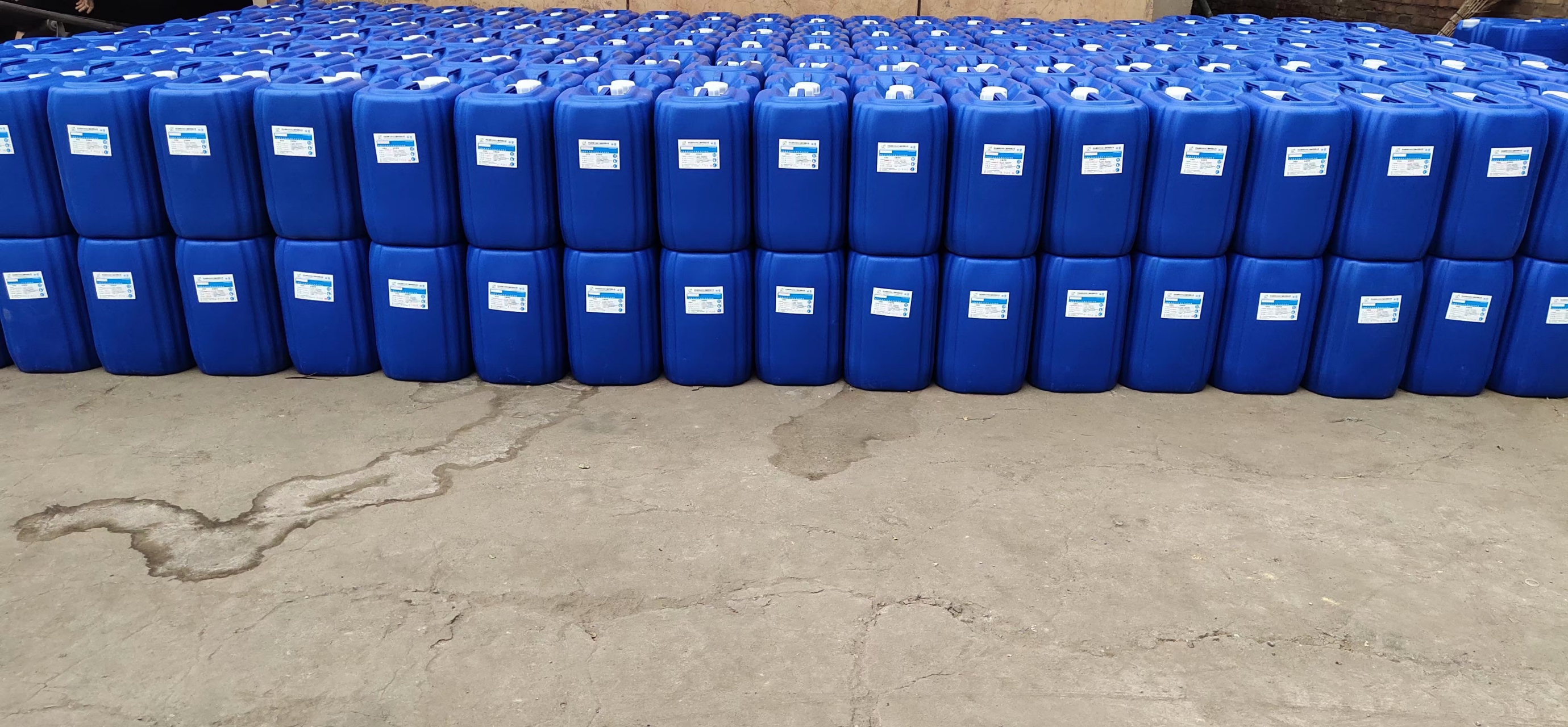 锅炉除垢剂是有多种复合酸和缓蚀剂组合而成,对锅炉无任何腐蚀,对水垢