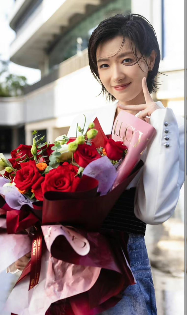 万茜新剧《女士的品格》杀青,是和刘敏涛白客一起演的,阵容还不错
