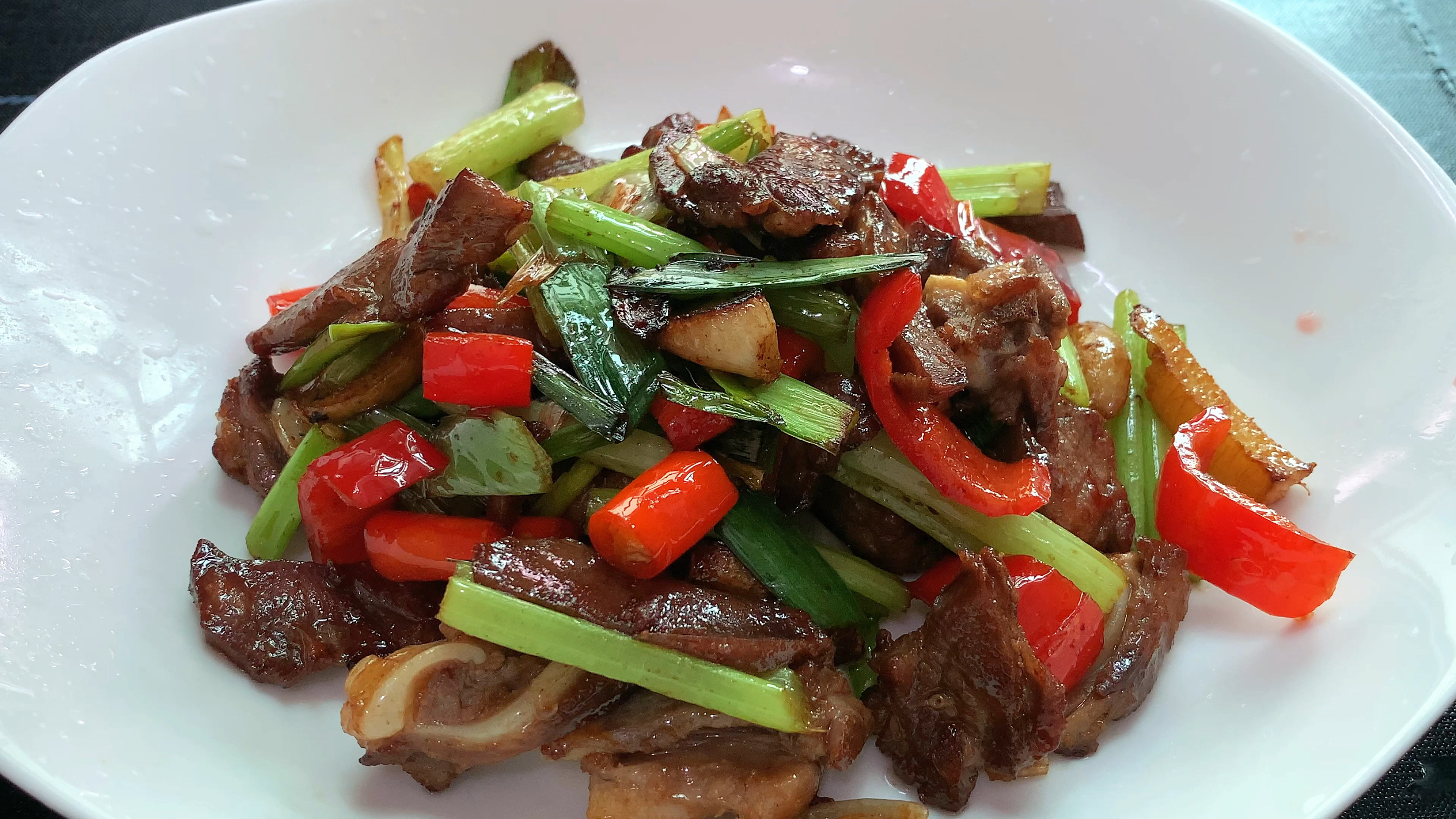 13块钱的猪舌头直接爆炒,味道香辣嫩美,连吃两碗米饭