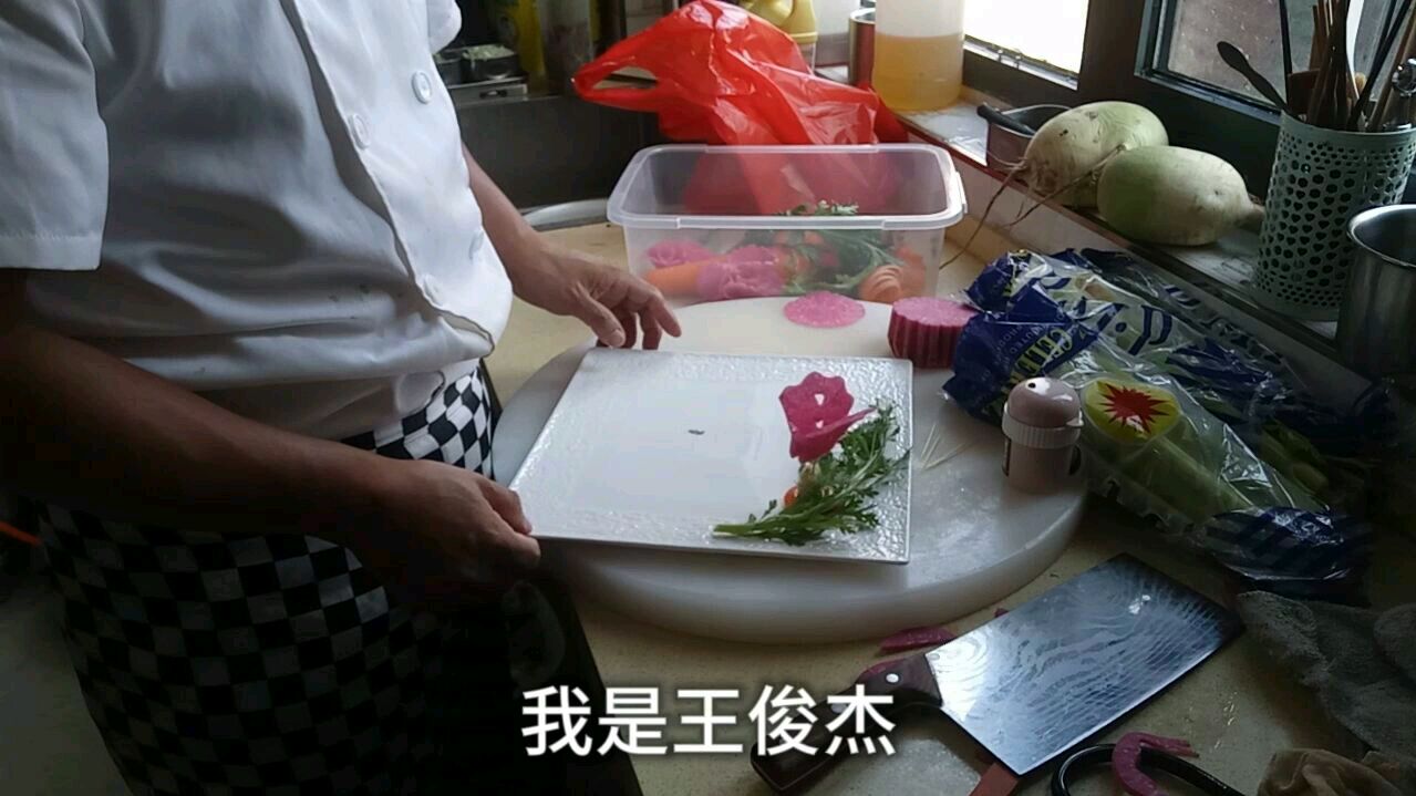 菜品能不提高利润,跟装盘效果有很大关系,分享一下蝴蝶简单雕刻