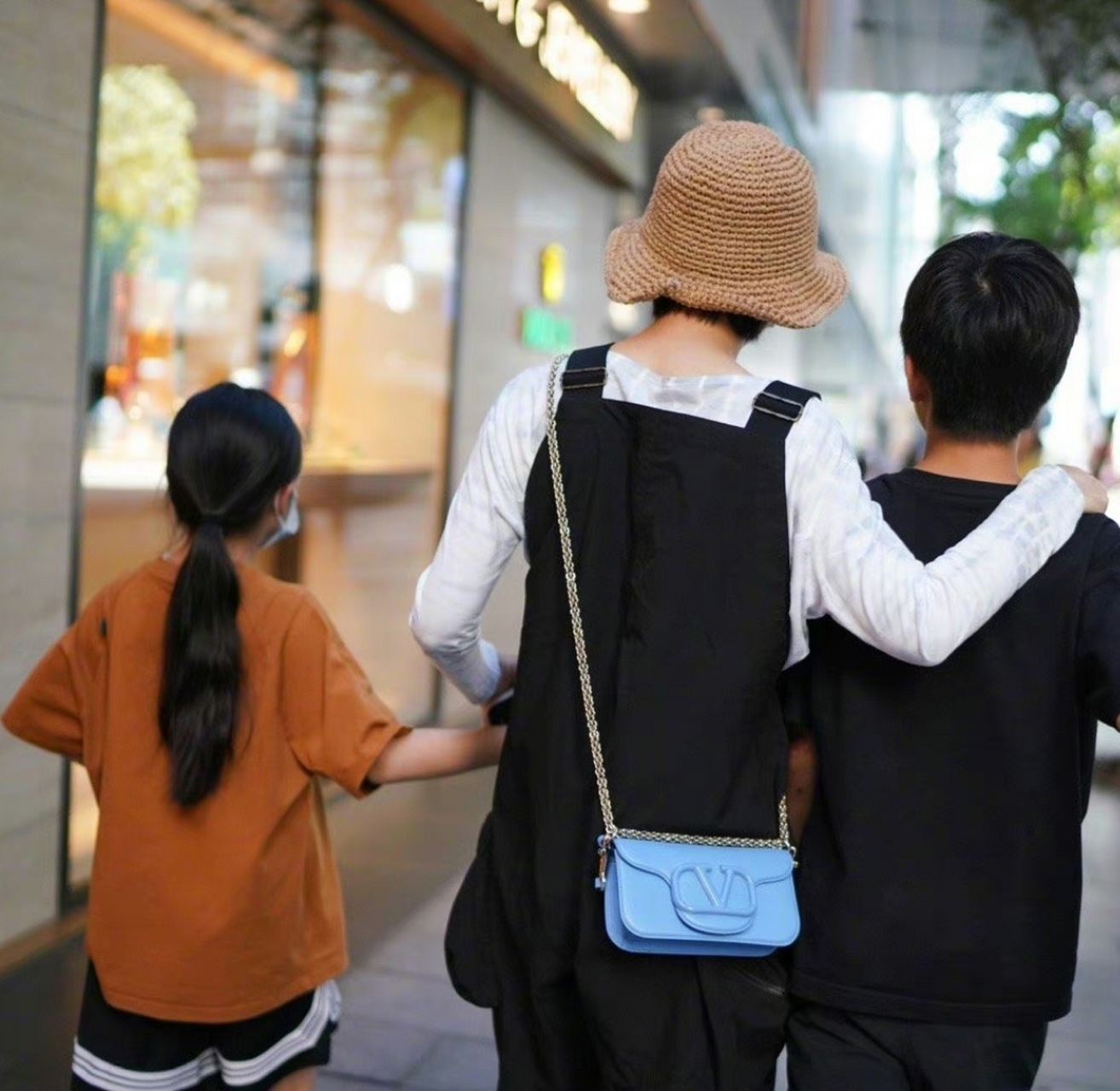 孙俪拍完戏带一儿一女旅行,等等和妹妹小花全程戴口罩不露脸,就连进