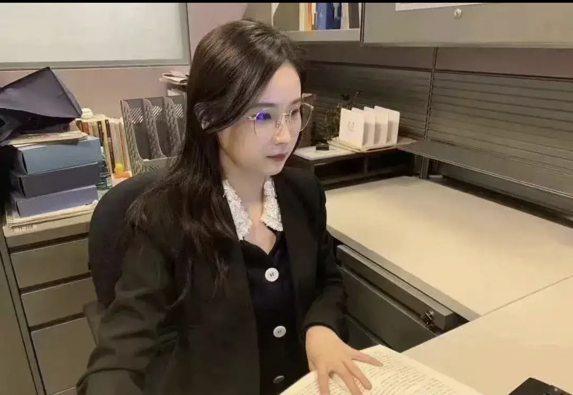 迷倒刘连舸父子的周凡何许人也?甩掉官二代上位其"后妈".