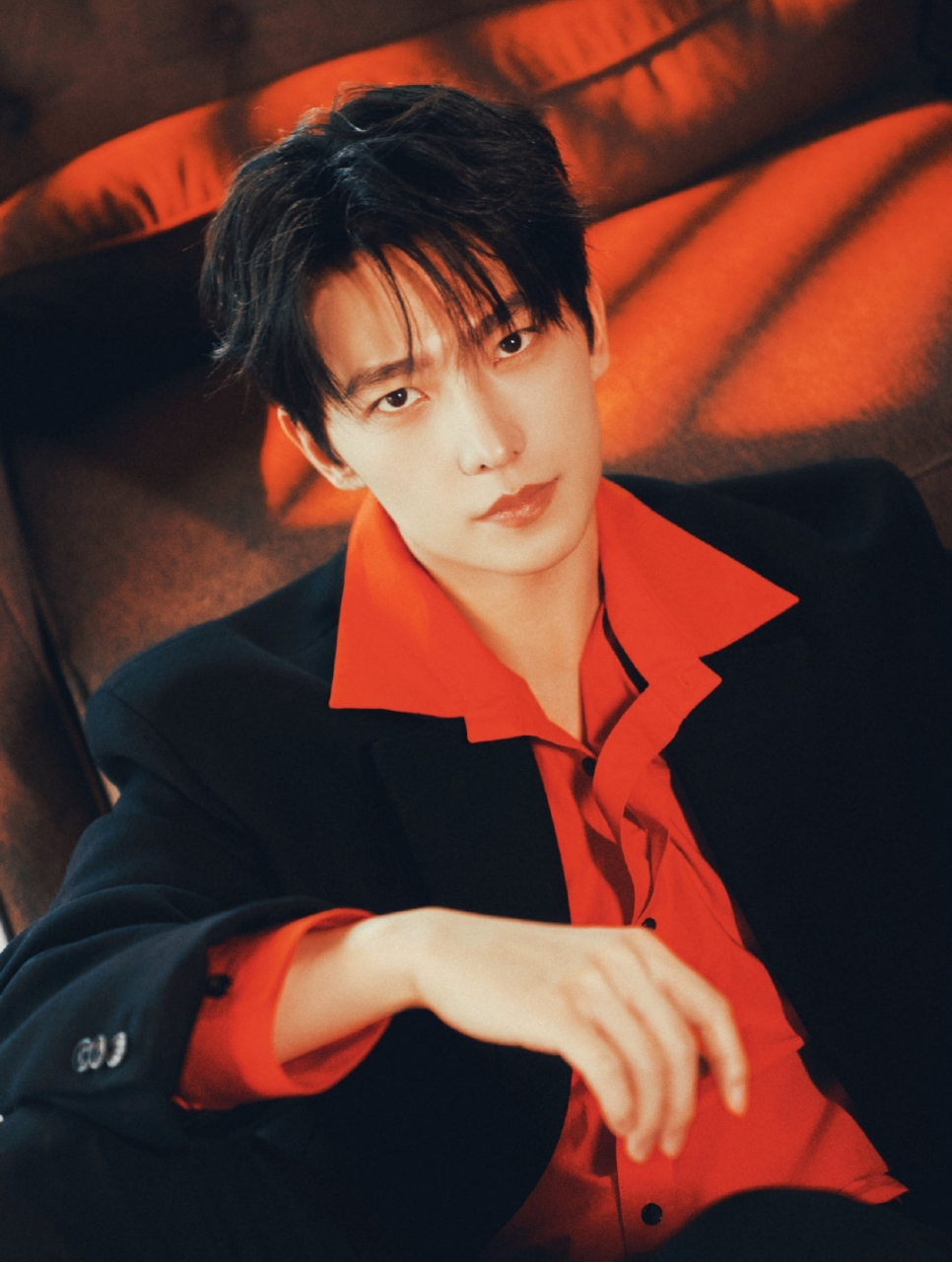 杨洋港风,杨洋一身黑西装搭配红色衬衫亮相品牌活动现场,工作室释出一