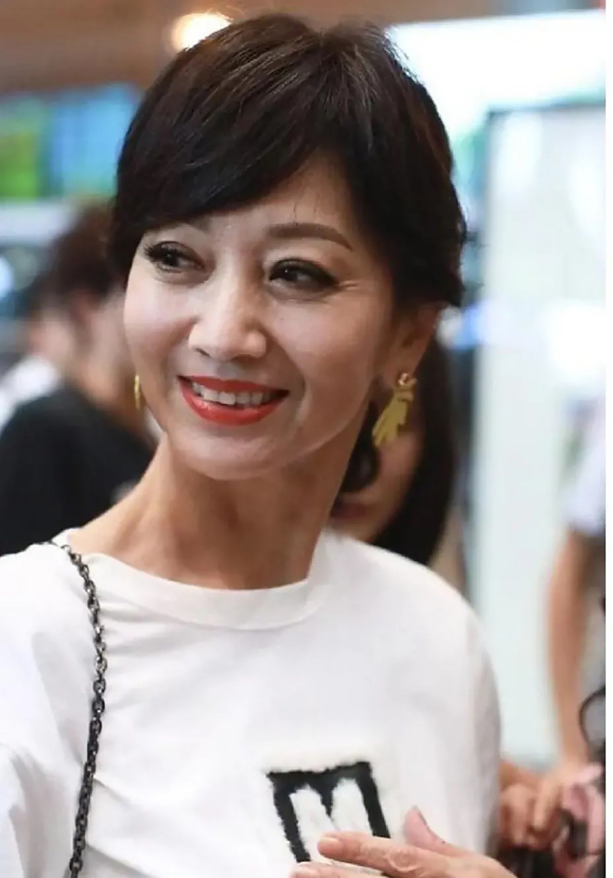 赵雅芝#   70岁的高龄摆出30岁感觉的照片  赵雅芝被拍摄得更像是一