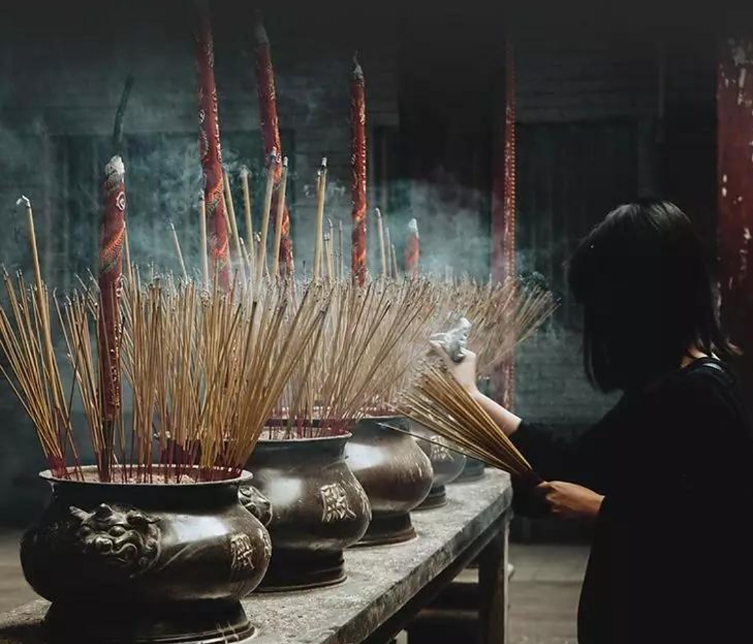 上香的习俗在我国一直盛传,其历史悠久盛传不衰,是人与神佛或先祖的一