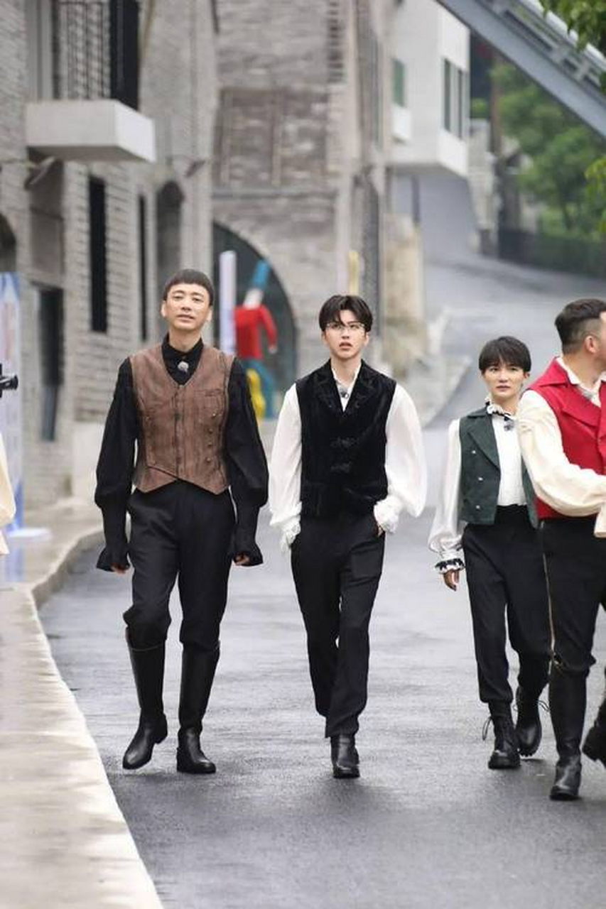 周深这个身高很吃亏,一不小心就被挡住了