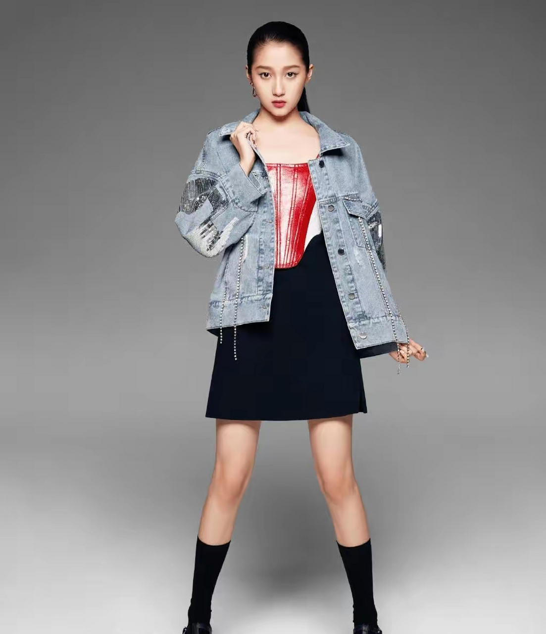 网友:关晓彤现身机场,玄色西装配阔腿裤,镂空蕾丝展露性感风景