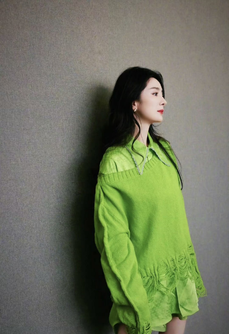 美女# #明星生图大赏# 杨幂身穿绿色衣服好美,仿佛回到了夏天的感 ..