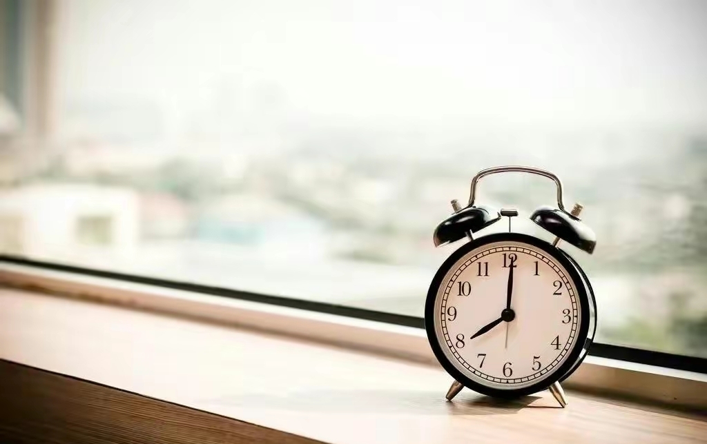 读张晓风《母亲的羽衣》,感受母亲为家与孩子自我奉献的母性光辉