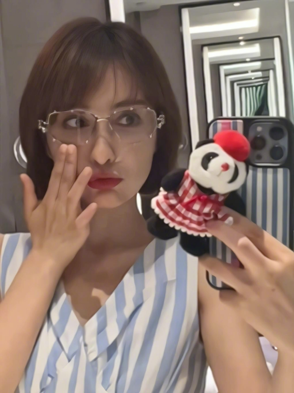 【40岁的短发吴昕仍像少女】  久没露面的吴昕,剪了一头棕色短发,非常