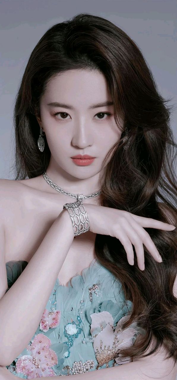 神仙姐姐刘亦菲性感穿搭甚是迷人#时尚穿搭# #刘亦菲