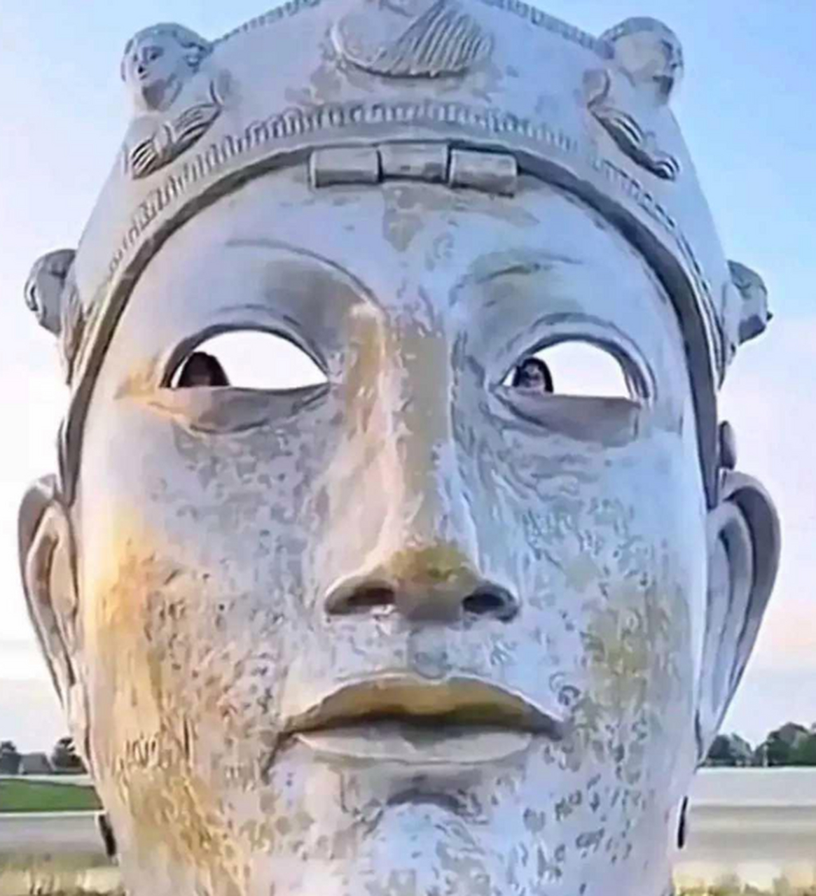 这眼神看着不一般啊!好搞笑的雕像,竟然很真实
