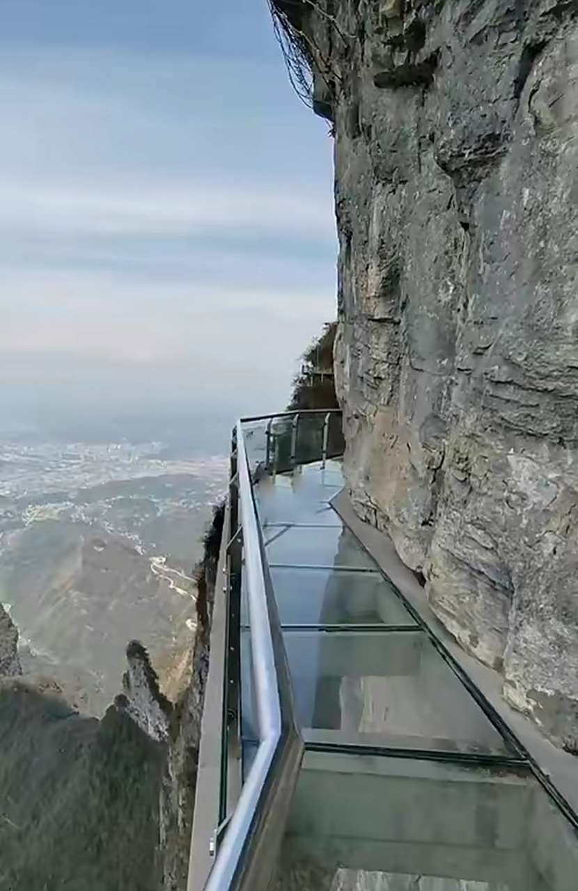 张家界玻璃栈道翻越栏杆跳崖事件,山脚下找到三具遗体,查下四人联系