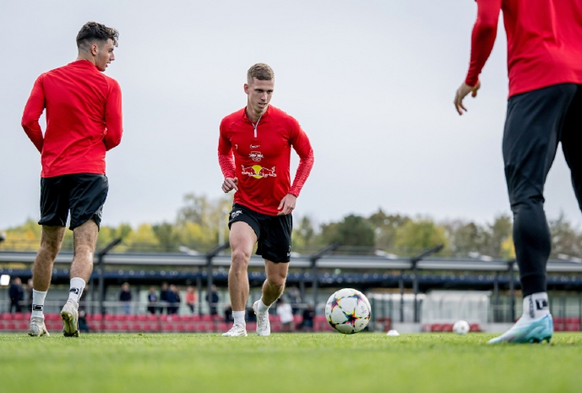 红牛创始人迪特里希马特希茨在10月22日逝世,本场比赛莱比锡确认不会