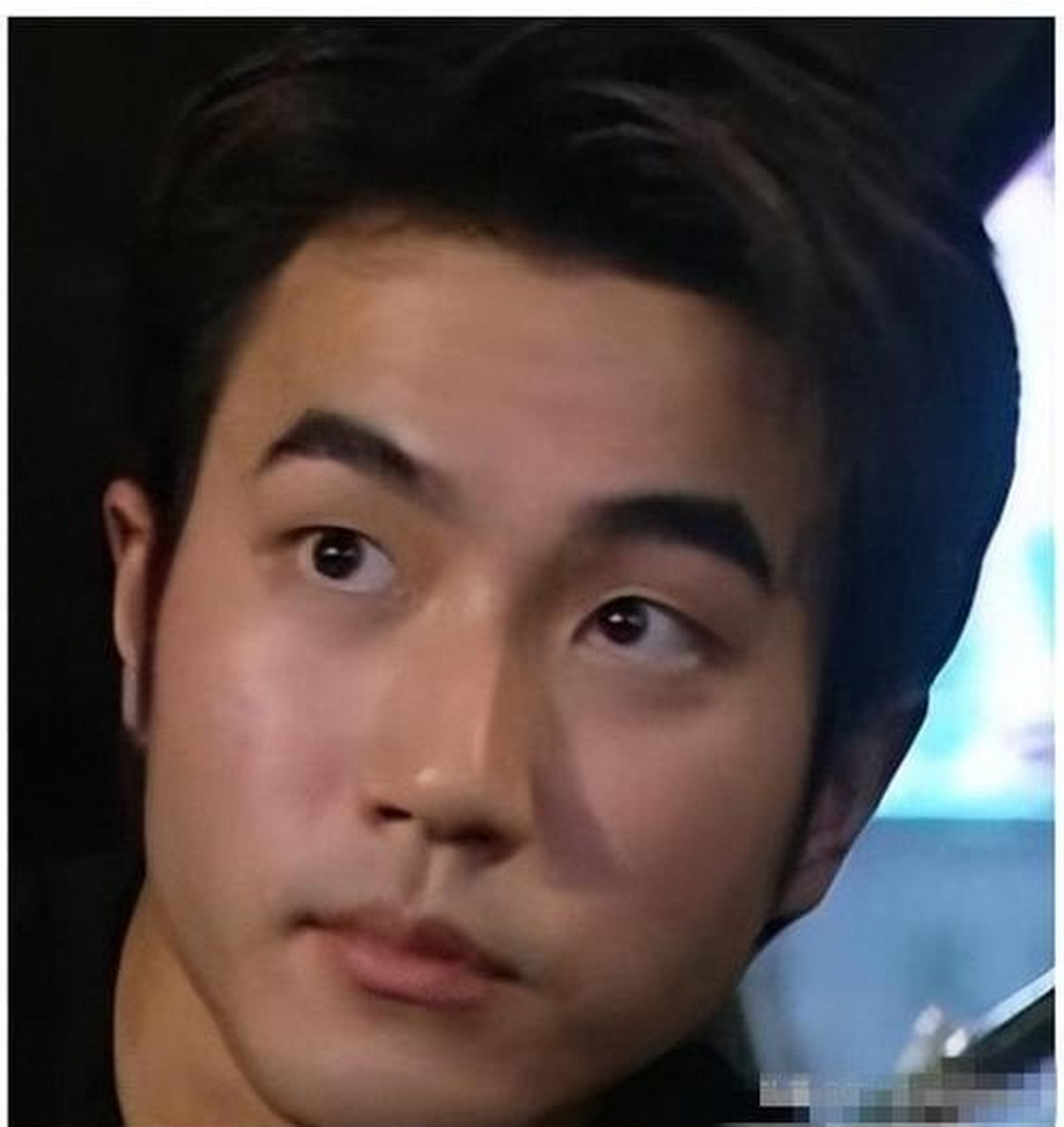 刘恺威刚出道的照片,一脸稚气还是单眼皮,岁数大了后变成了双眼皮