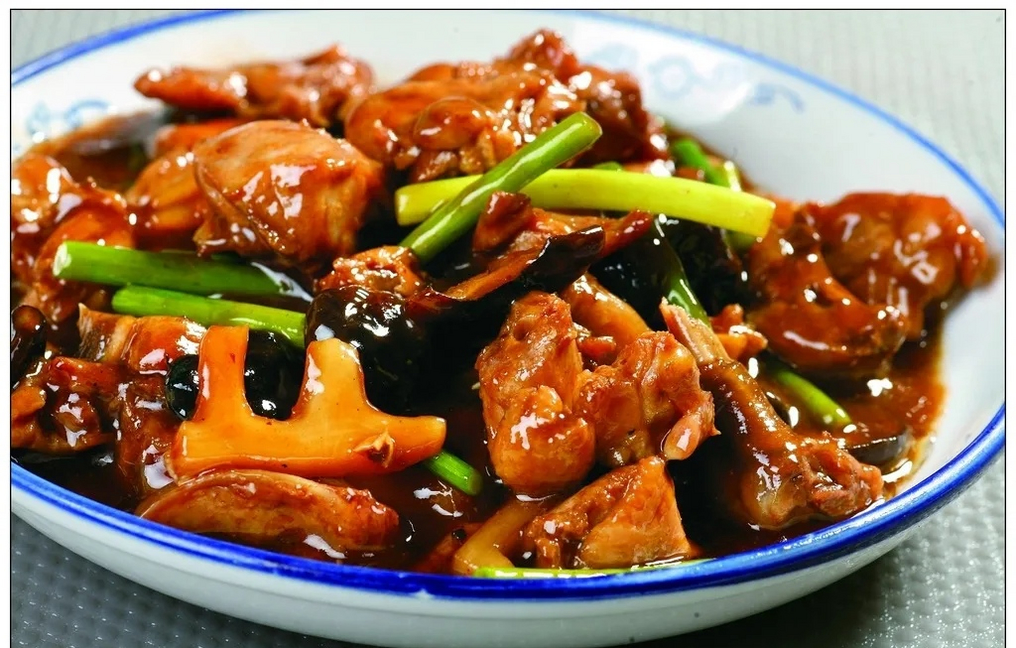 红烧鸡块是一道经典的中式菜肴,以其色香味俱佳而备受喜爱.