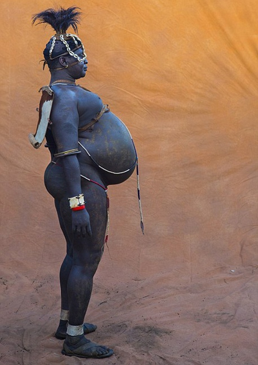 在参赛之前,他们要一直靠喝牛奶,饮牛血增肥.