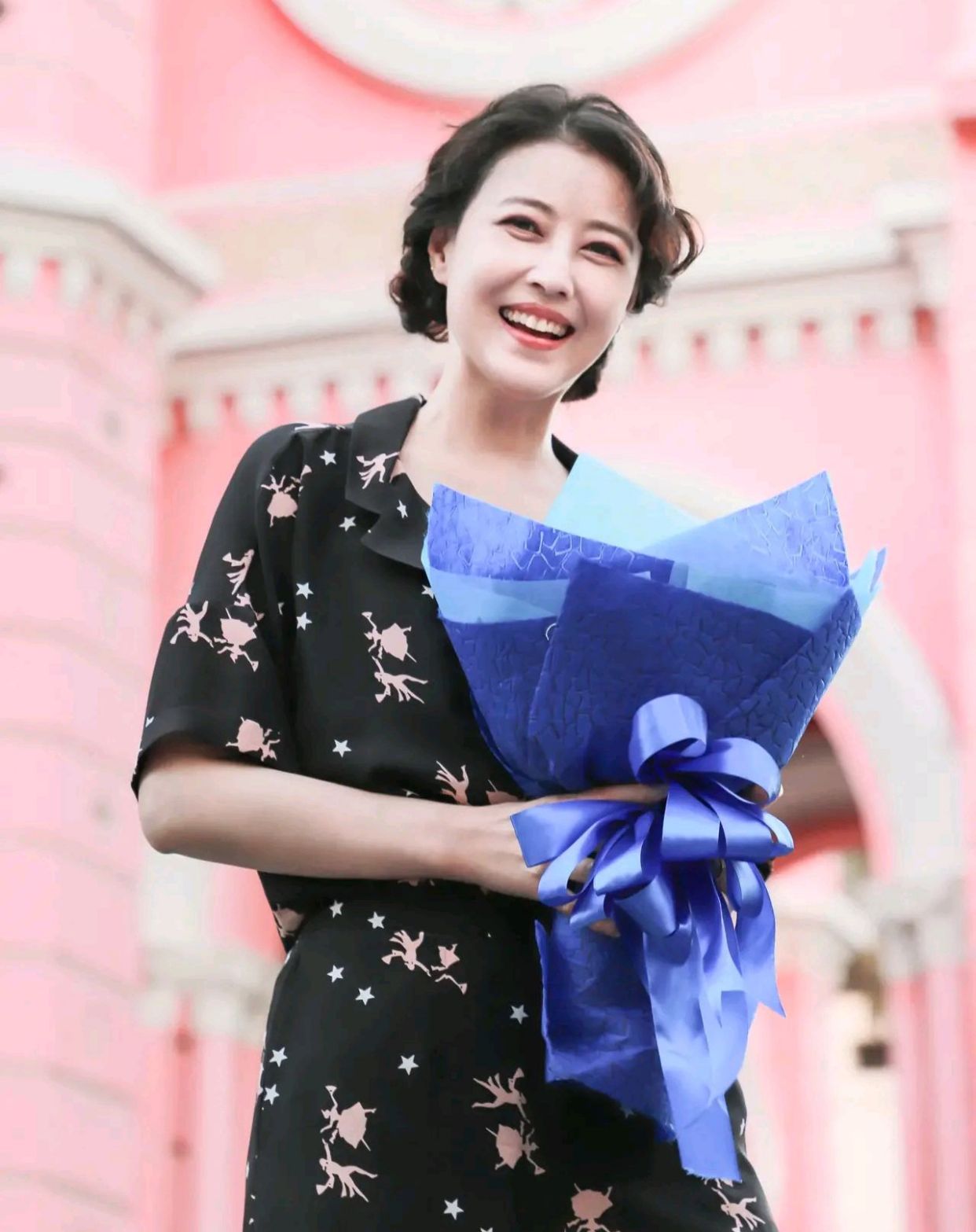 周海媚发旗袍装扮美图,祝福明天高考的学生们