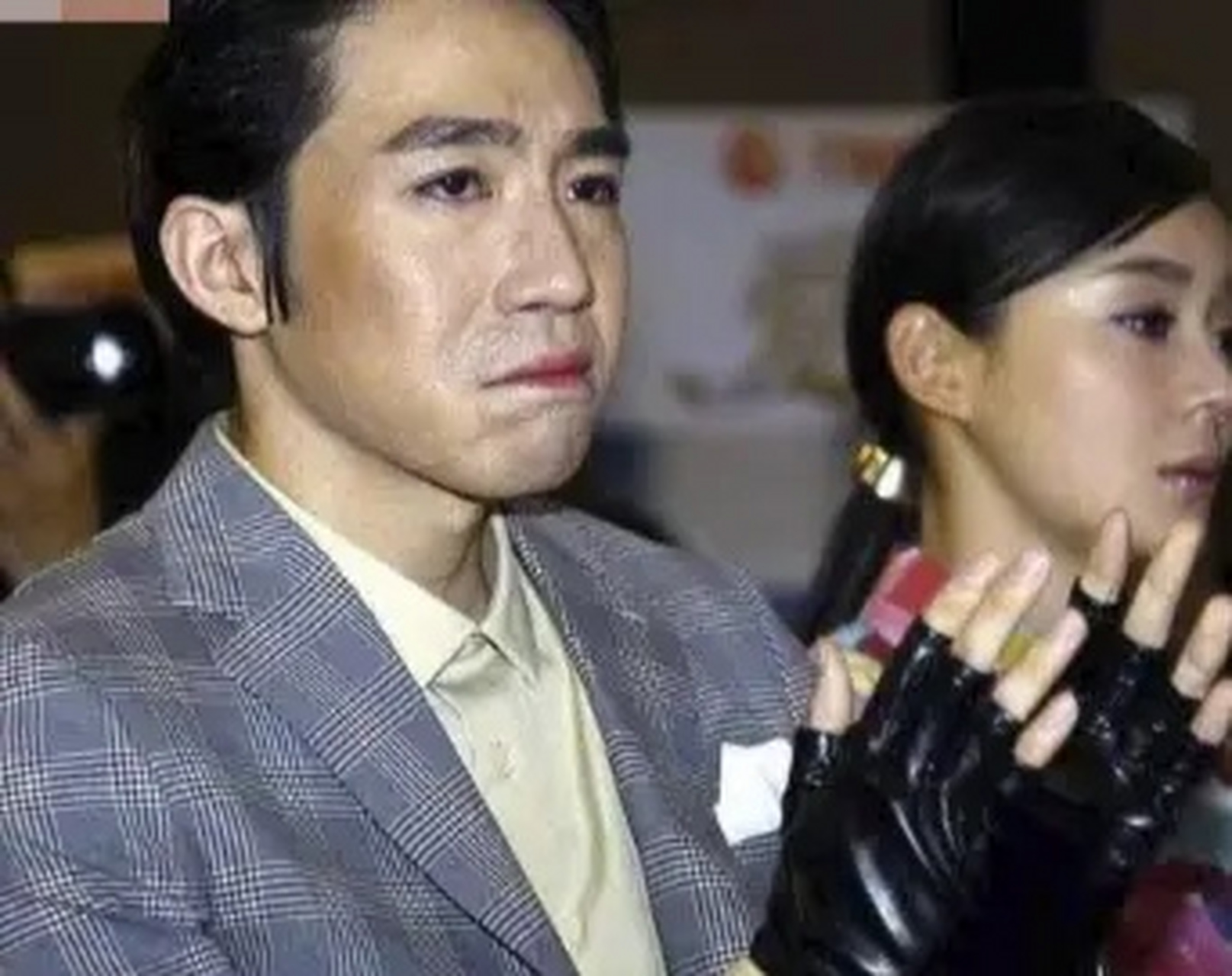 俞灏明烧伤后,有一次,在机场碰到刘烨.