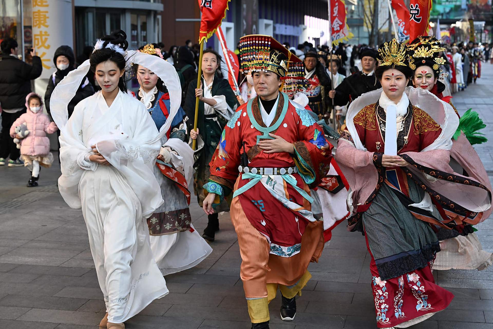 沈阳中街上演汉服巡游#振兴新突破辽宁杠杠滴# #网红打卡地辽宁杠杠滴