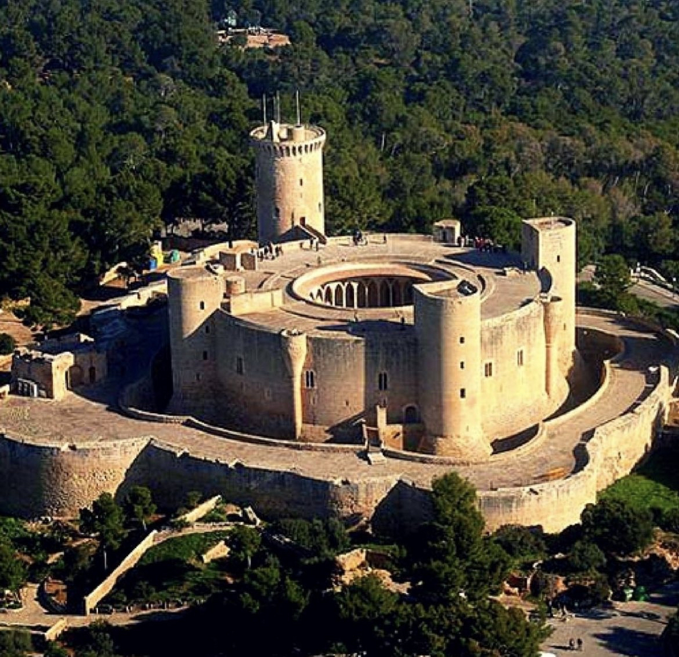 贝尔弗城堡坐落在一座小山顶上,俯瞰西班牙马略卡岛美丽的岛屿,它是该