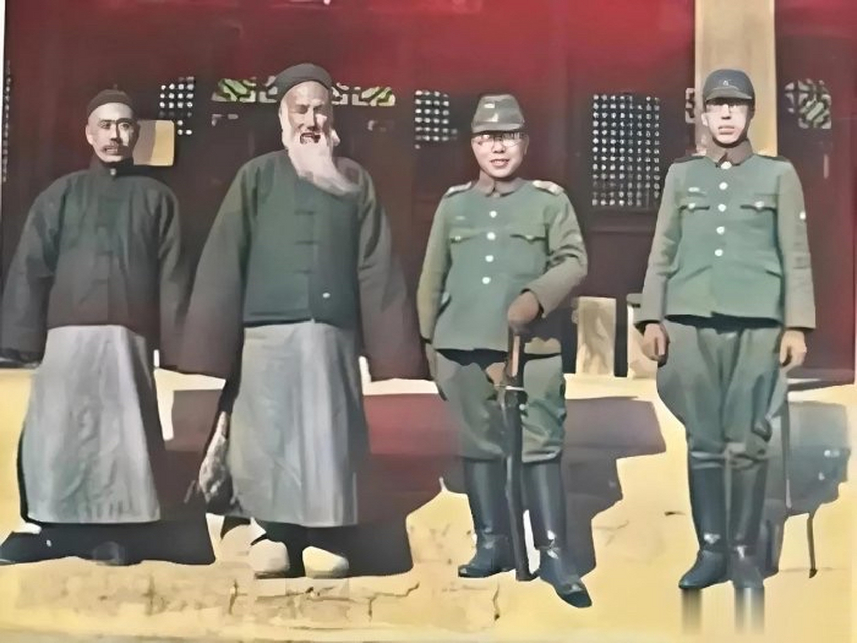 抗日战争时期,在孔子庙前,孔子后人与日本人的合影.