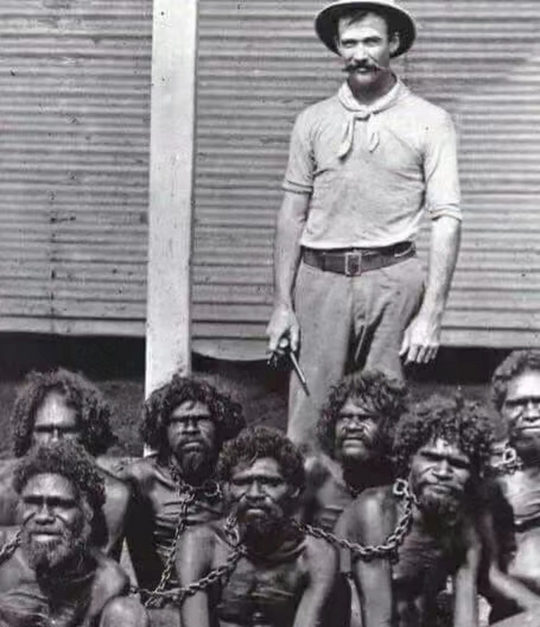 这是1883年,几名被贩卖的澳洲土著,面对镜头他们眼神空洞无神,整个人