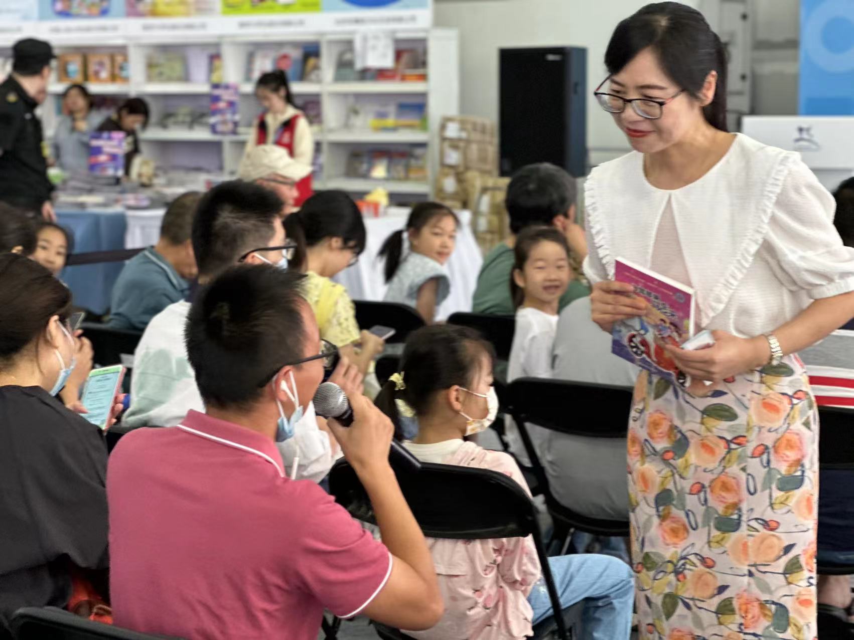 徐玲在上海书展分享新作《你驾哪辆马车来》