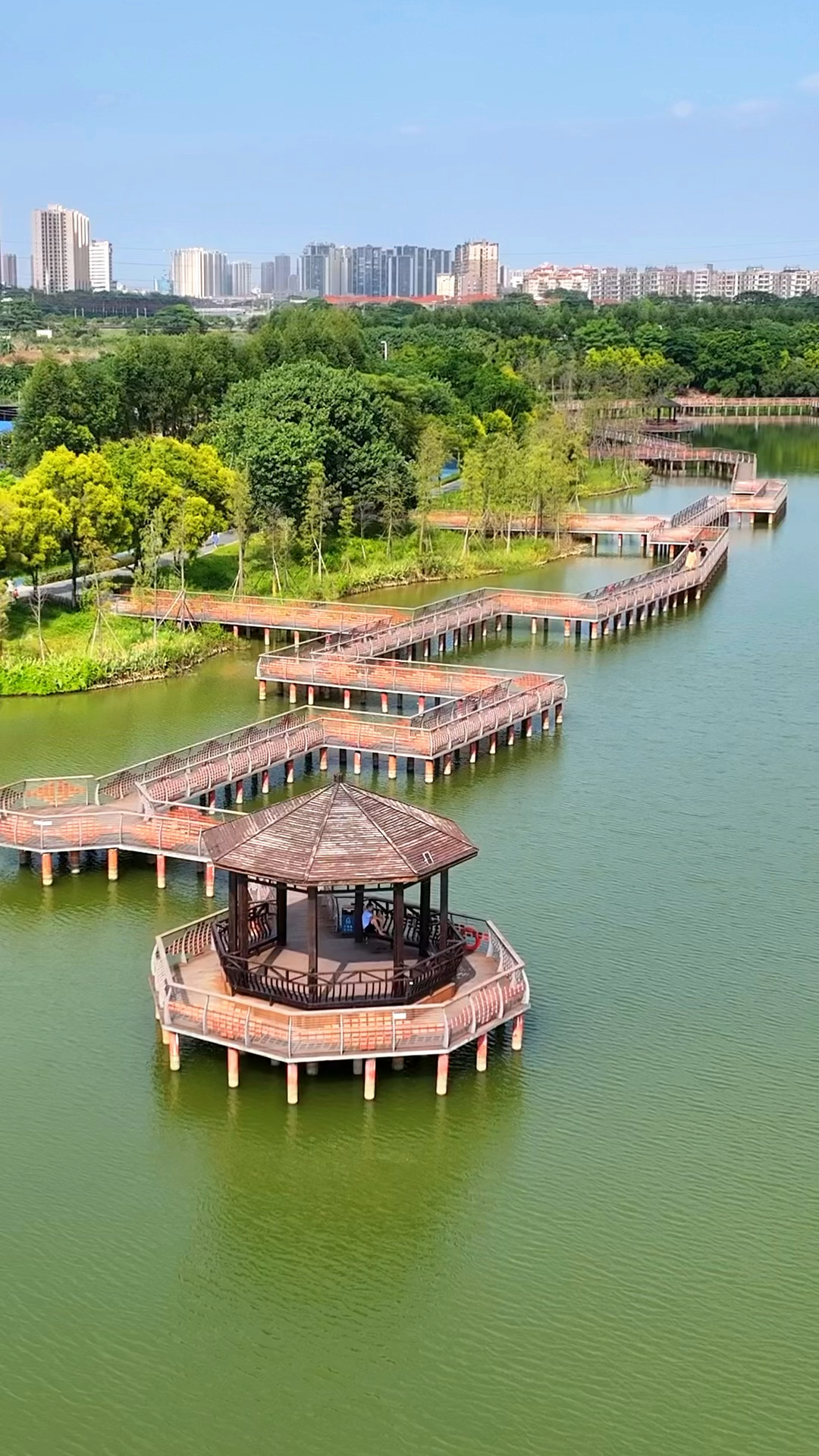 东坑滩美湖公园,湖水清澈干净,环境优美,风景十分秀丽,你来了吗.