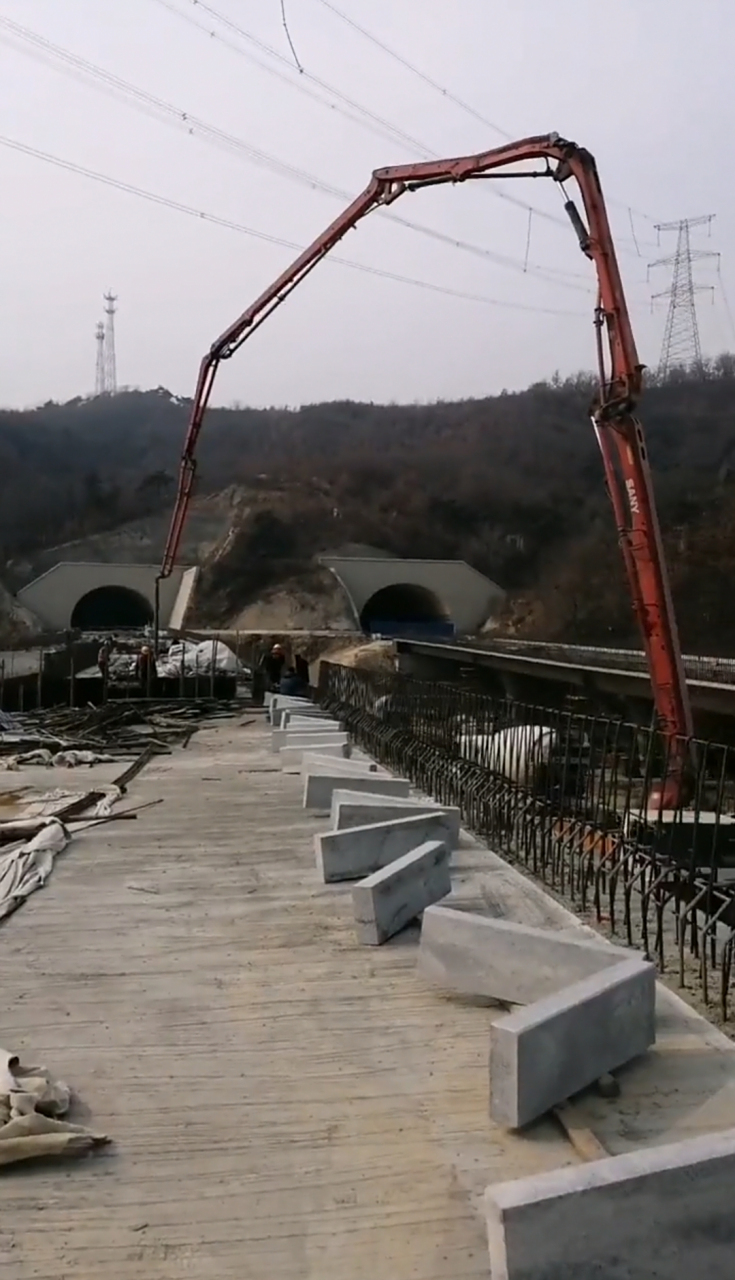 市民翘首以盼的大连旅顺中部通道正在加紧施工中,目前部分立交桥闸道