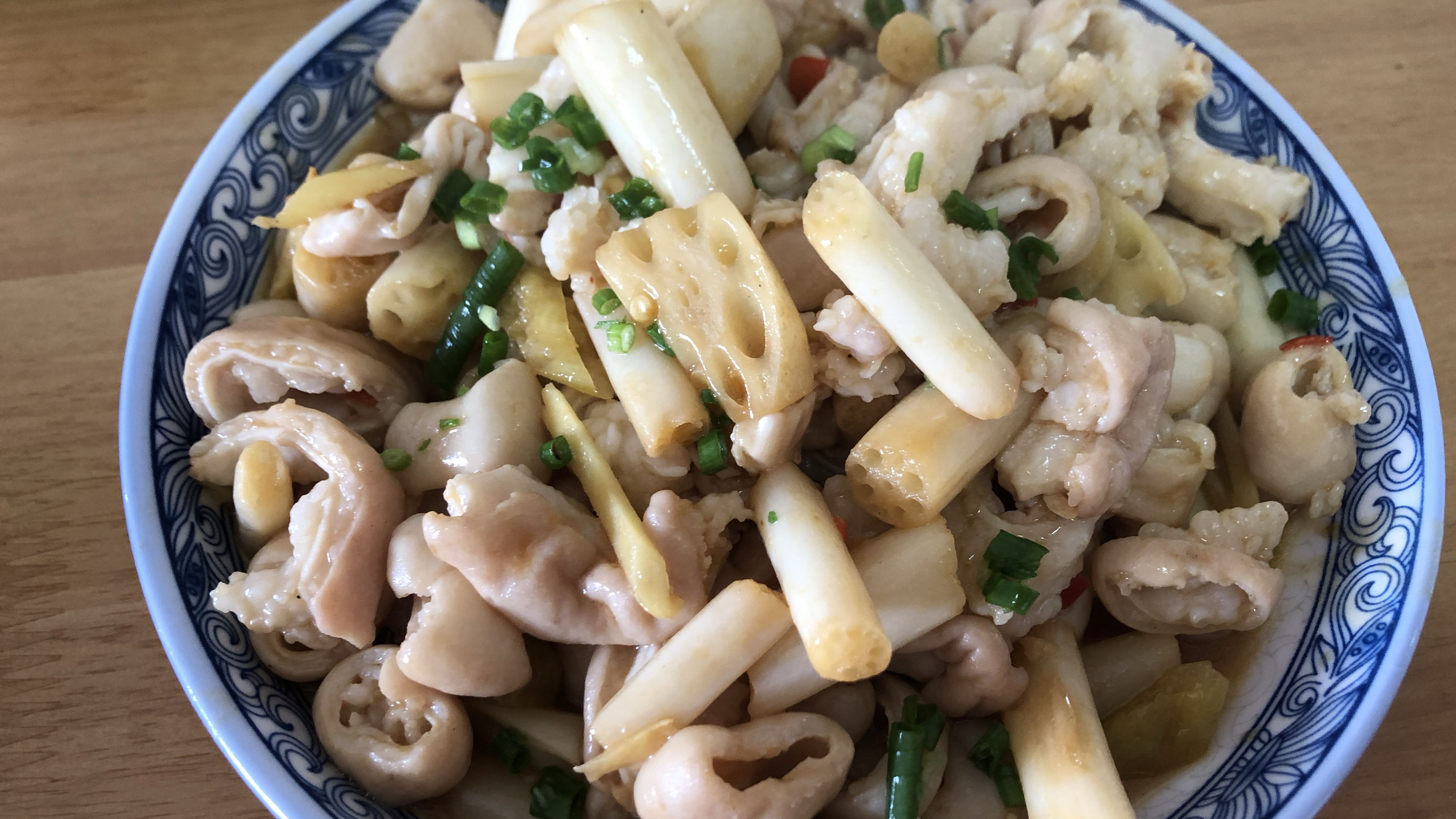 老爸拿手好菜爆炒猪大肠,又脆又酸爽,酸藕带代替酸菜更好吃