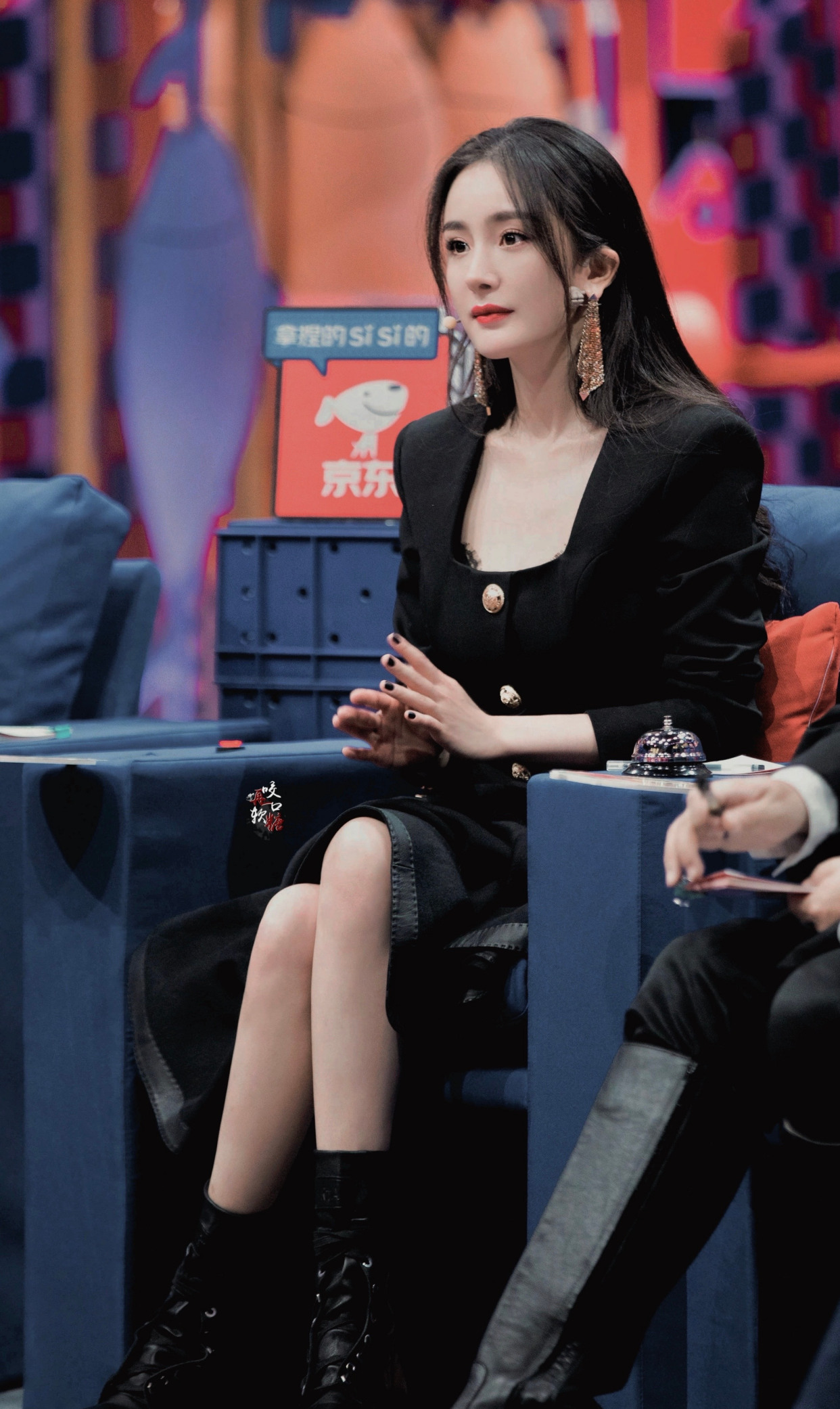 杨幂《奇葩说》暴露才华!模仿茶艺精髓不惧揭短,金句频出引共鸣