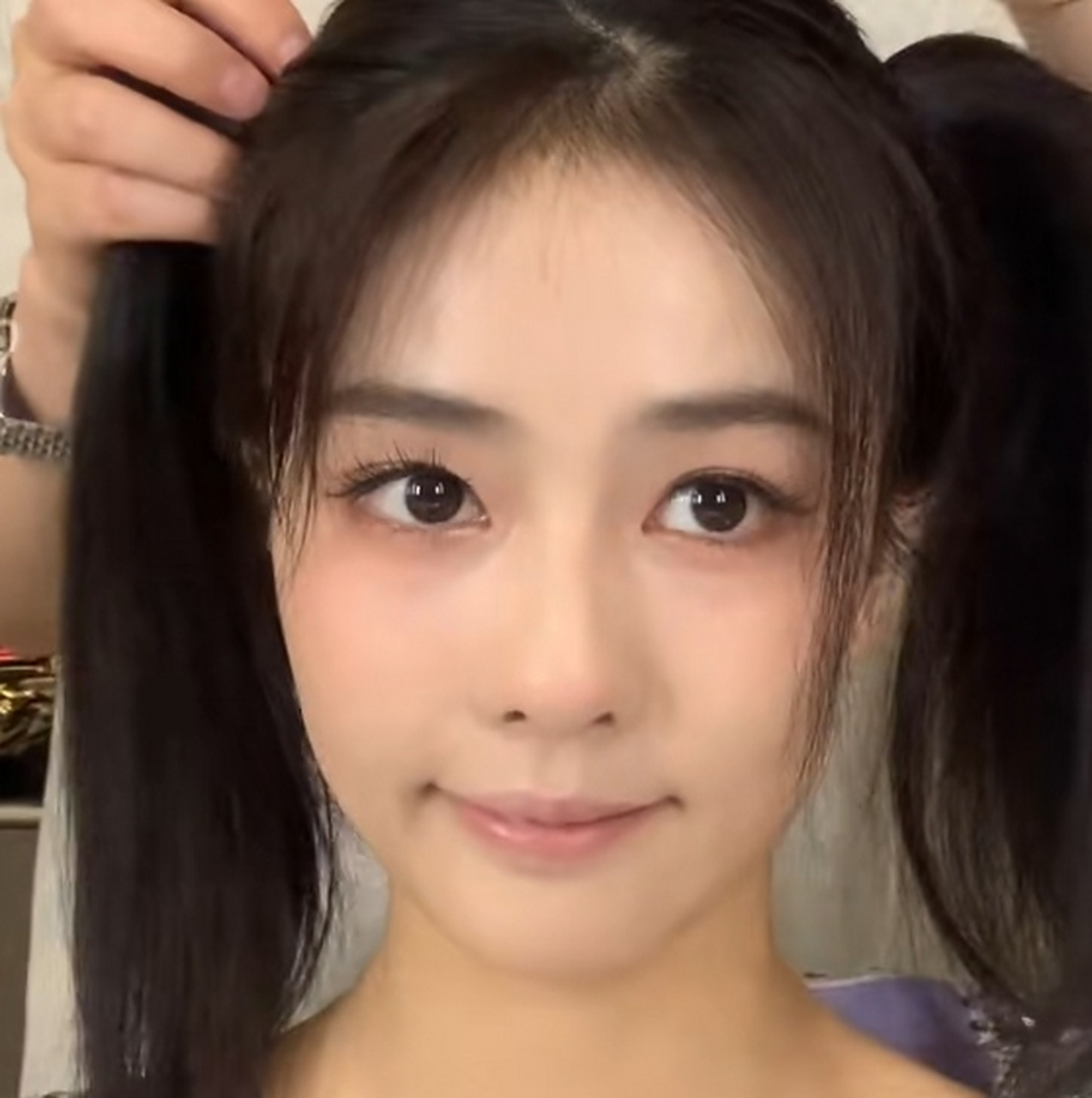 白鹿在休息室一边化妆一边自拍,唇彩颜色很淡,看起来特别自然,她和