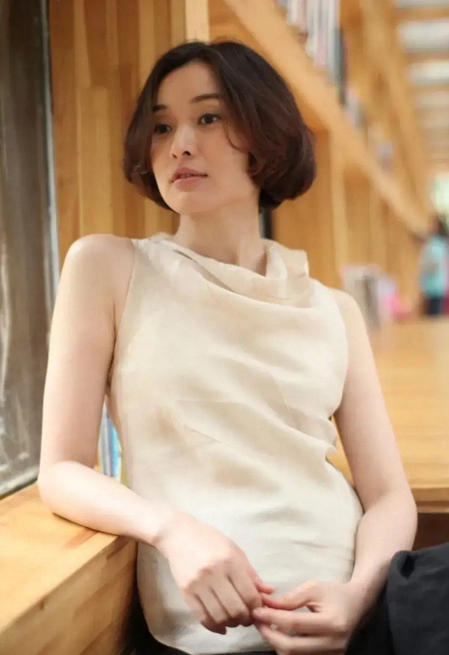 虽然吴越相貌不是太出众,但是却特别上相,拍出的照片真的很美!