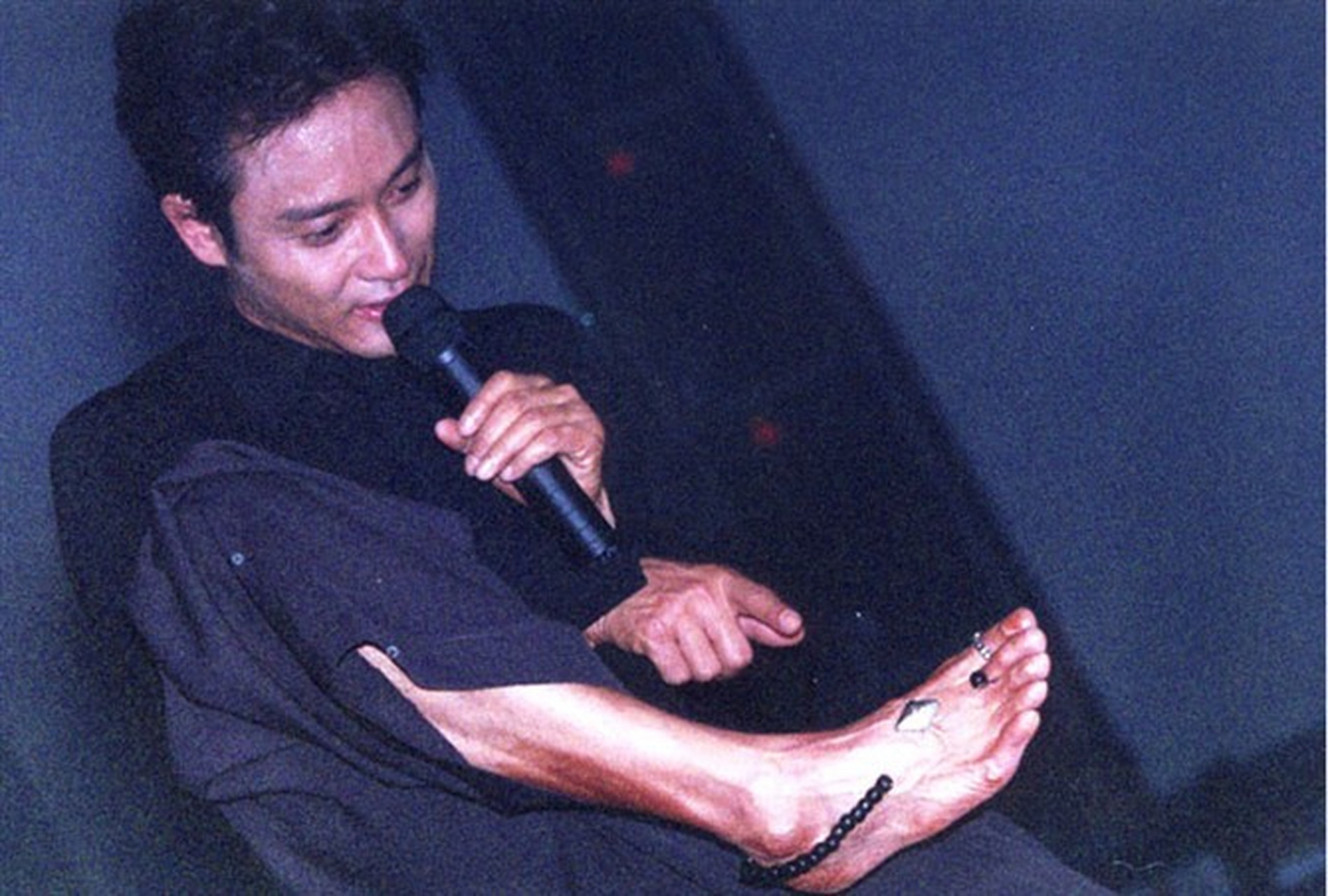张国荣的脚上居然带着脚链和戒指,照片首次曝光令人震惊,为他进行脚部