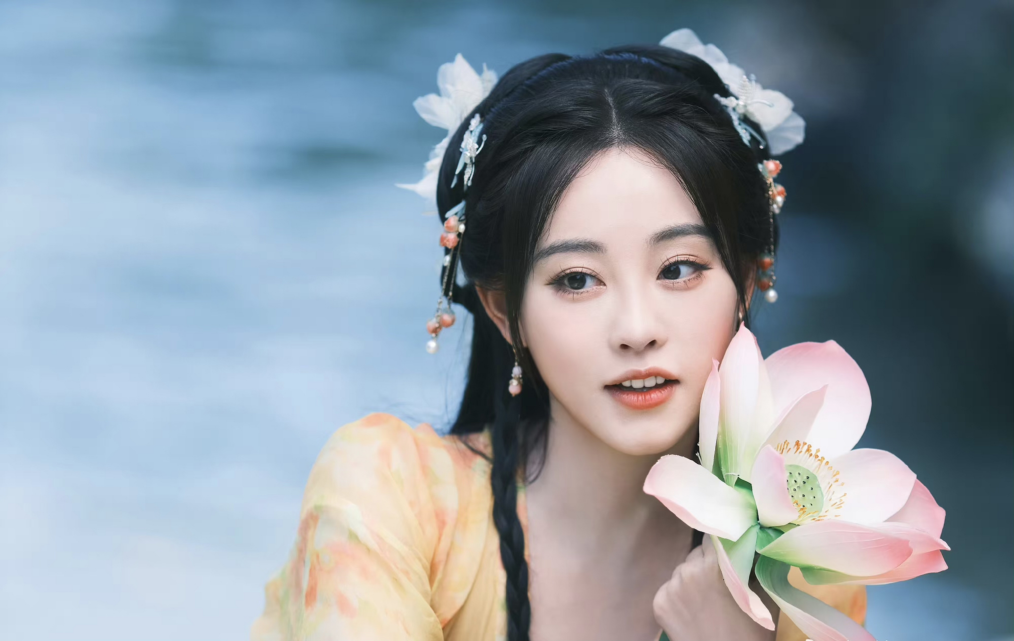 祝绪丹夏日荷花仙子# 鲜花配美人～来感受祝绪丹夏天的最后一组古珑