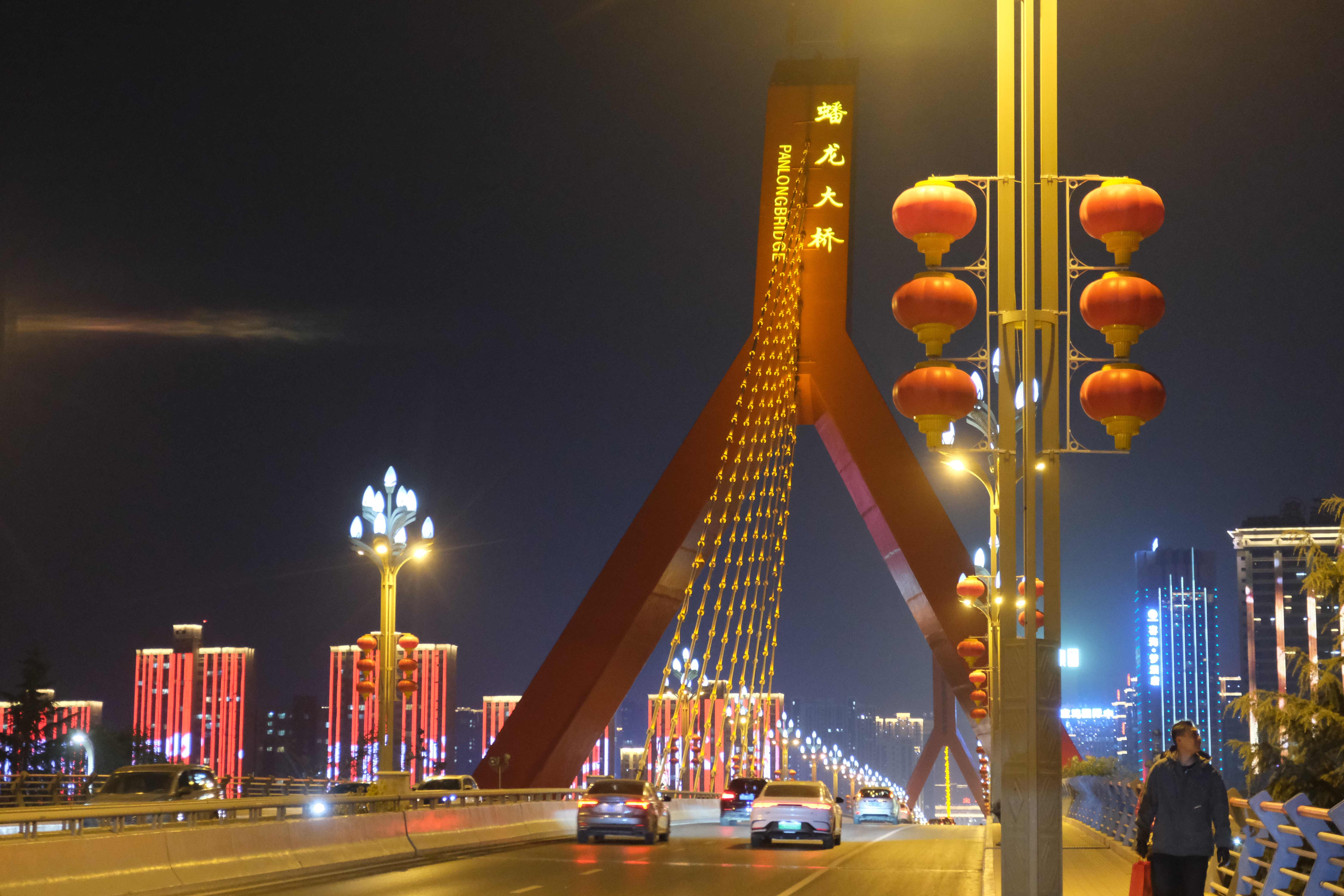 夜幕降临,站在宝鸡渭河蟠龙大桥附近,夜景五彩缤纷美轮美奂!