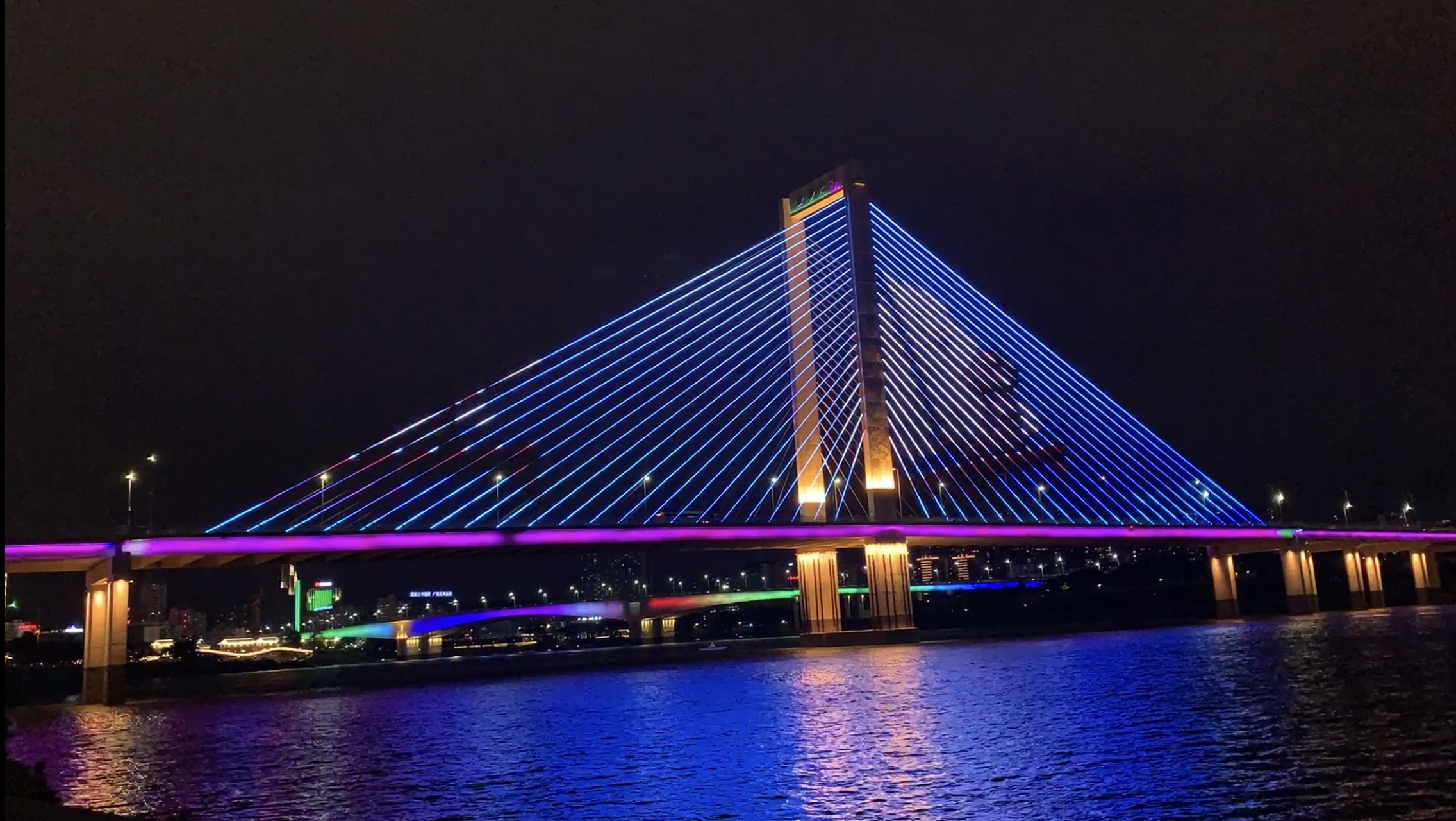 南宁市白沙大桥夜景,五颜六色灯光组合成震撼的夜景.