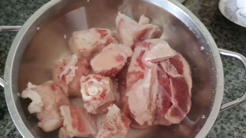 用五个小时做原汁原味的冬瓜萝卜牛骨汤,汤白香浓,两女儿特爱喝