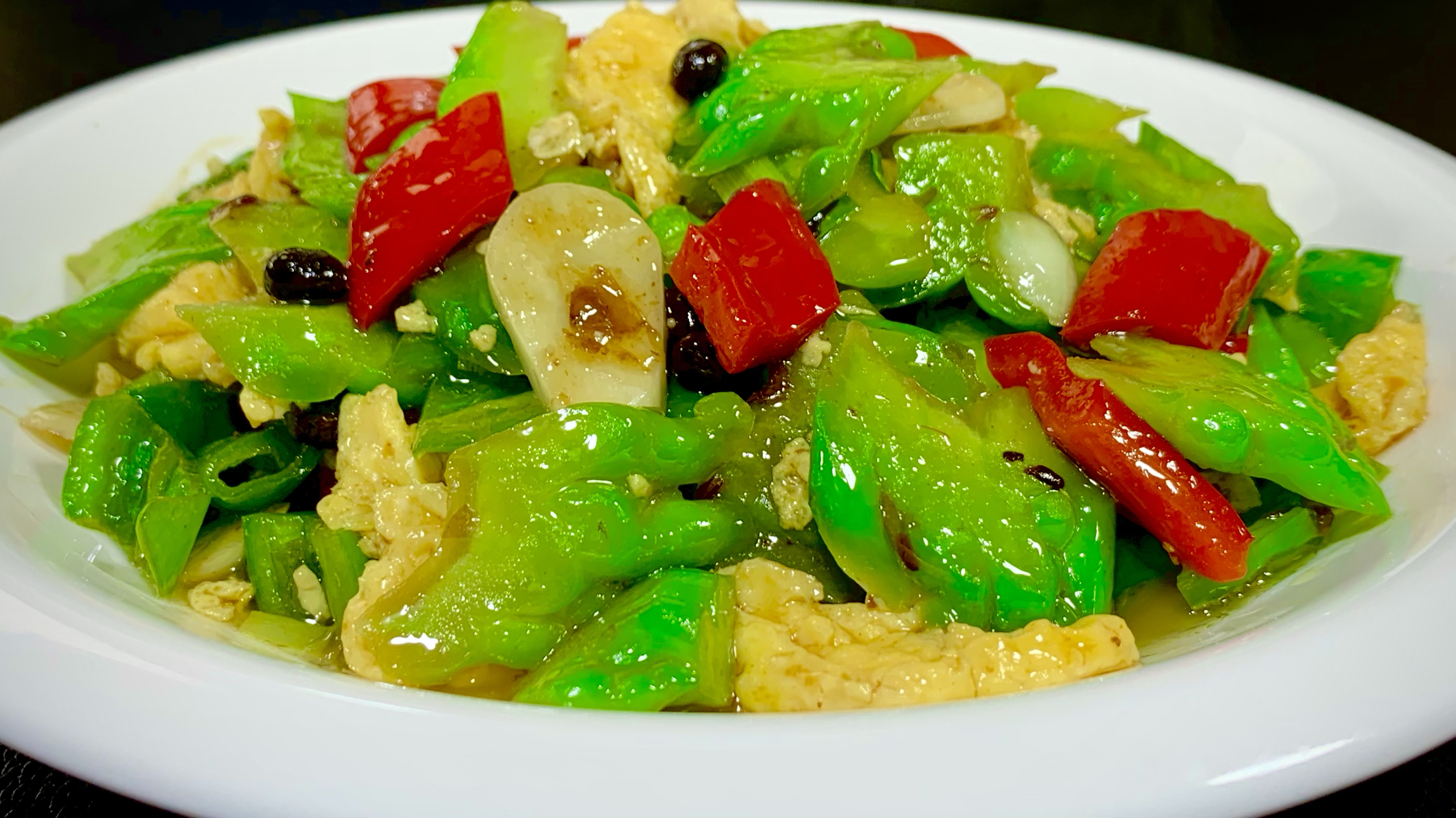 苦瓜炒鸡蛋,想要苦瓜不苦,腌制很重要,多做两步,翠绿清脆好吃