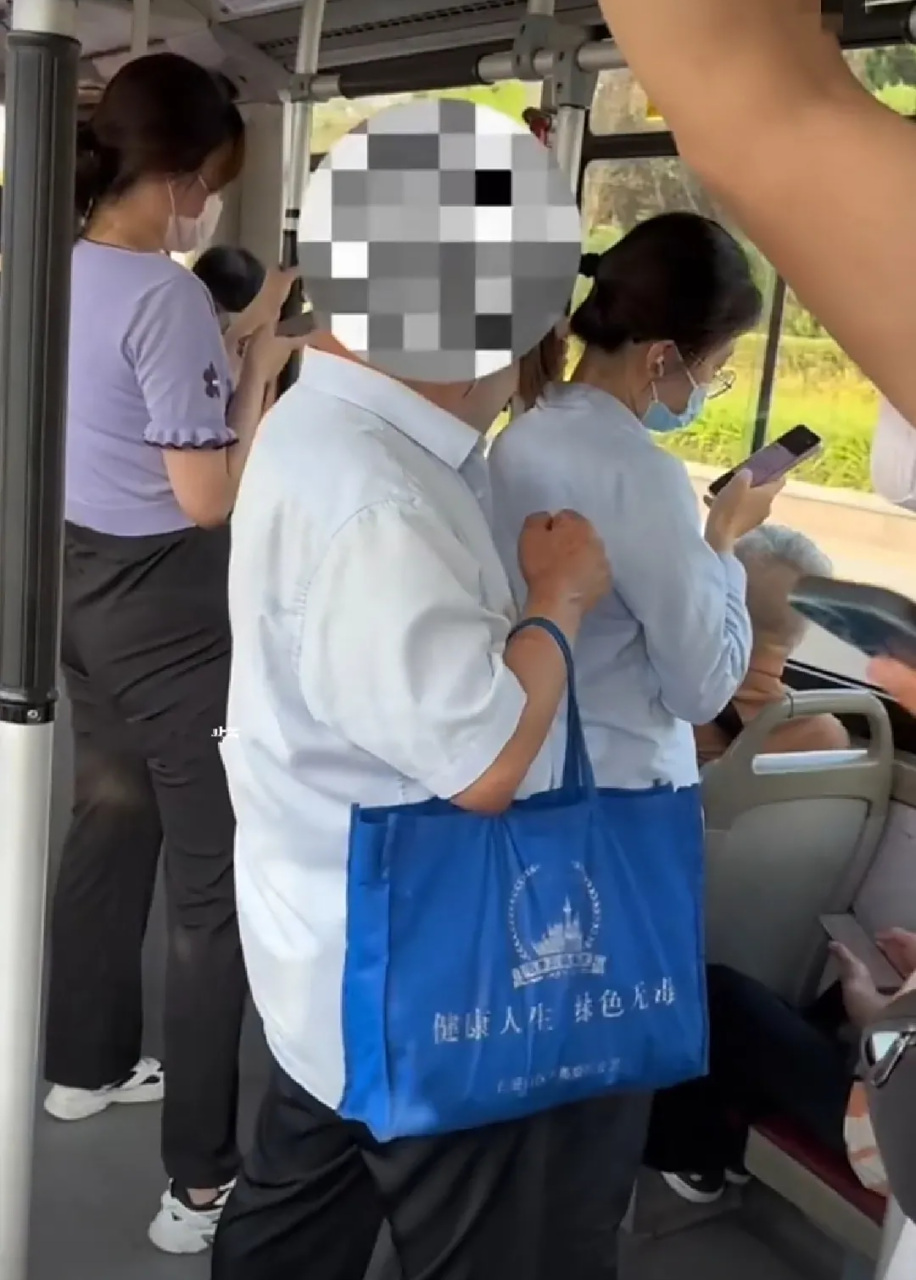 老年色狼潜伏公交车,女乘客毫不知情  6月30日,北京一辆公交车上发生