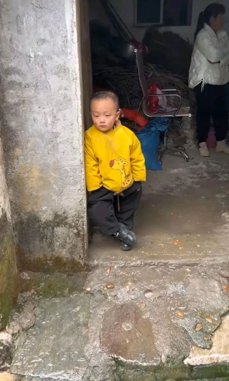 网友:三岁那年,虽然还穿着开裆裤,但他已经看透了人生