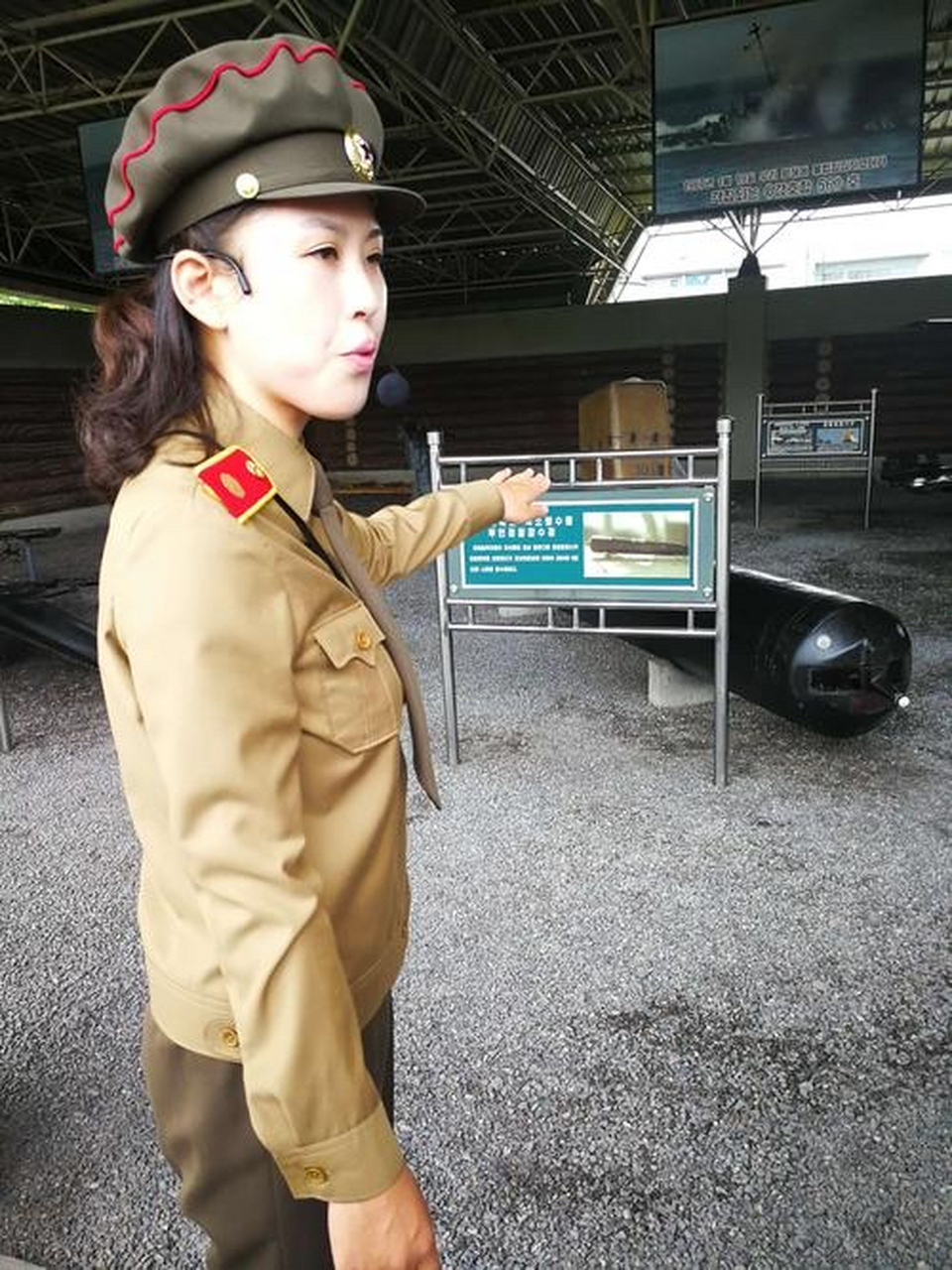 朝鲜半岛的"南男北女"果然名不虚传,很多的导游,解说员都非常的靓丽.