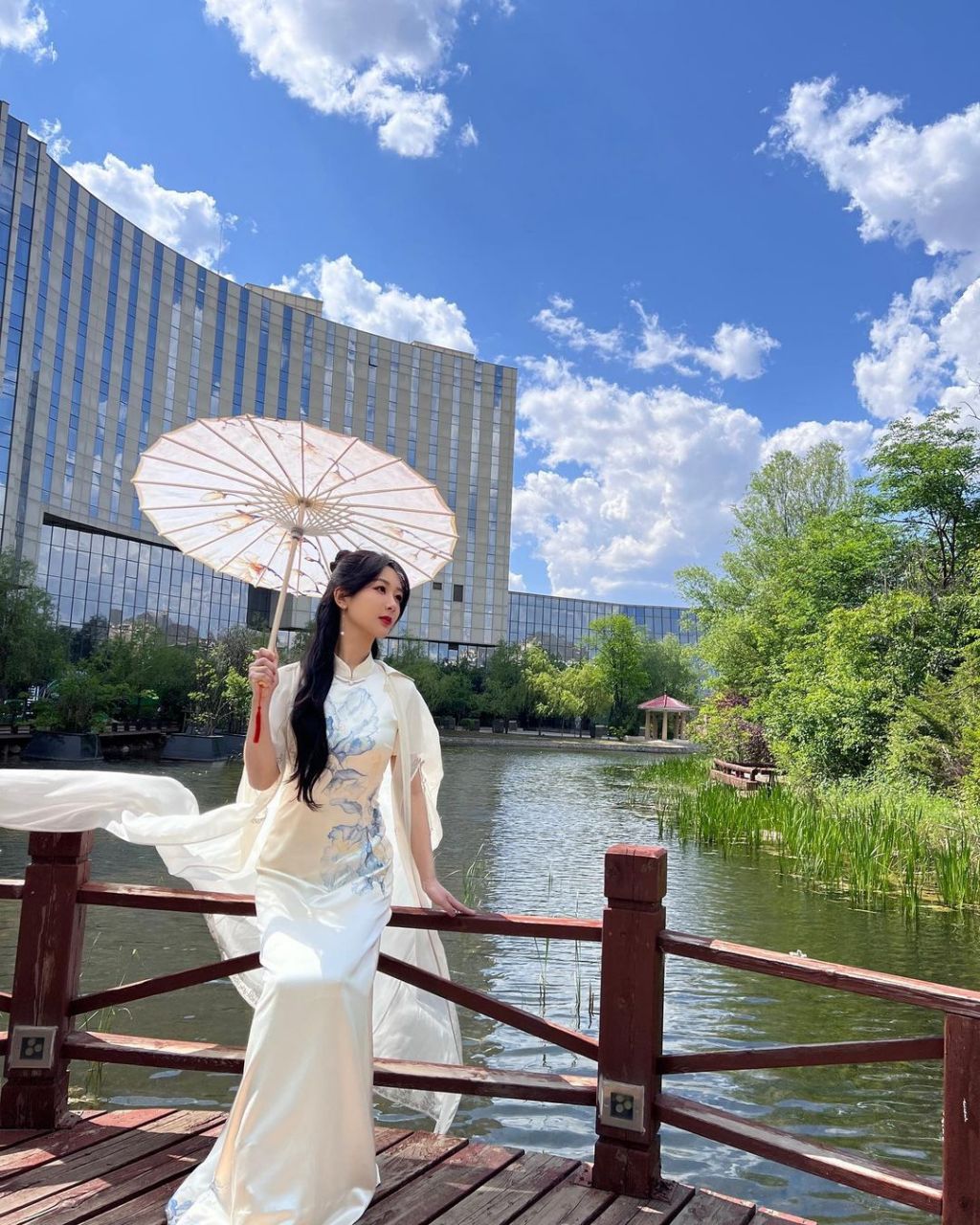 她撑着油纸伞,坐在岸边,太美了! #明星动态# #明星穿搭# #杨紫