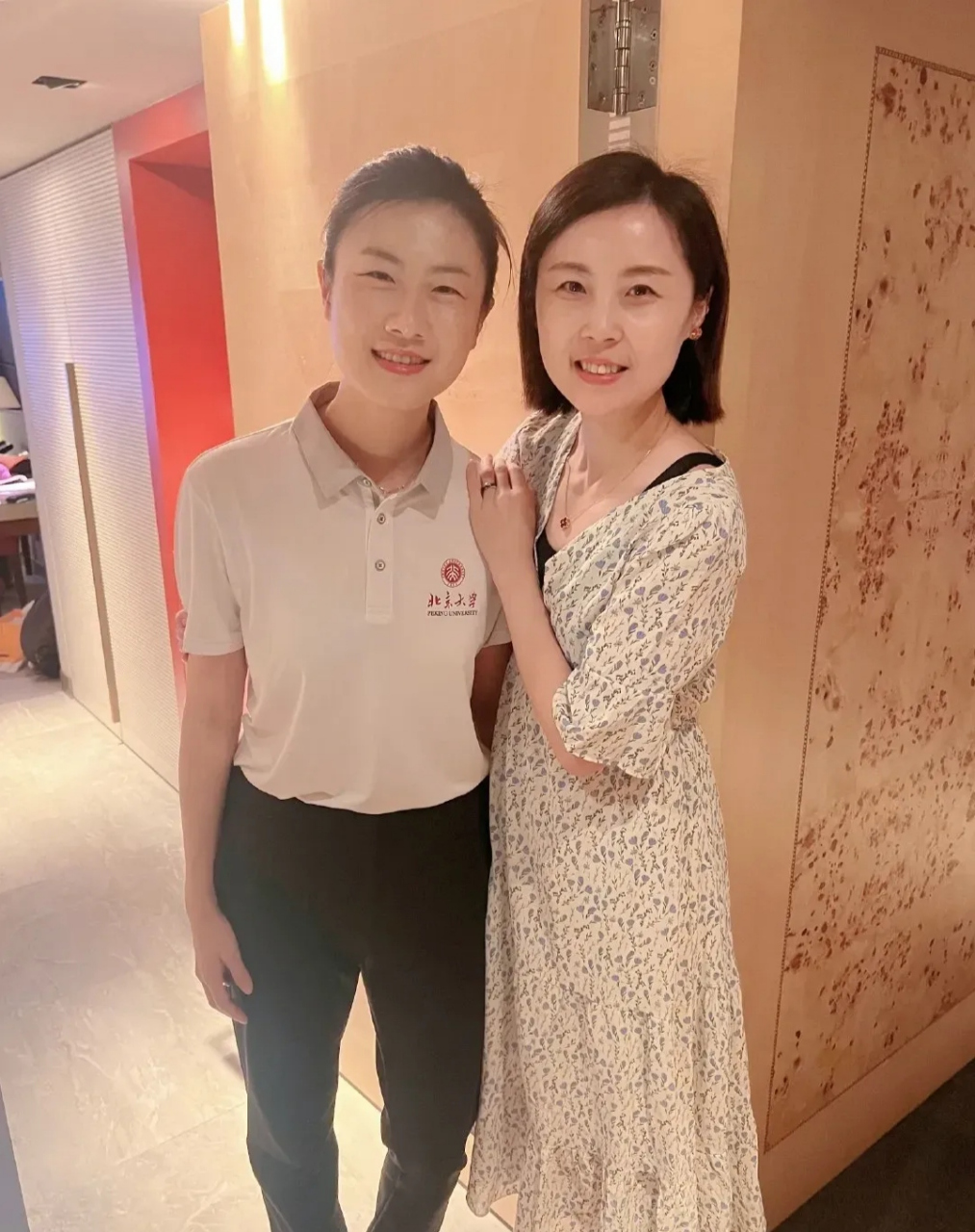 丁宁百忙之中也要抽出时间去看看美女教练刘洁.